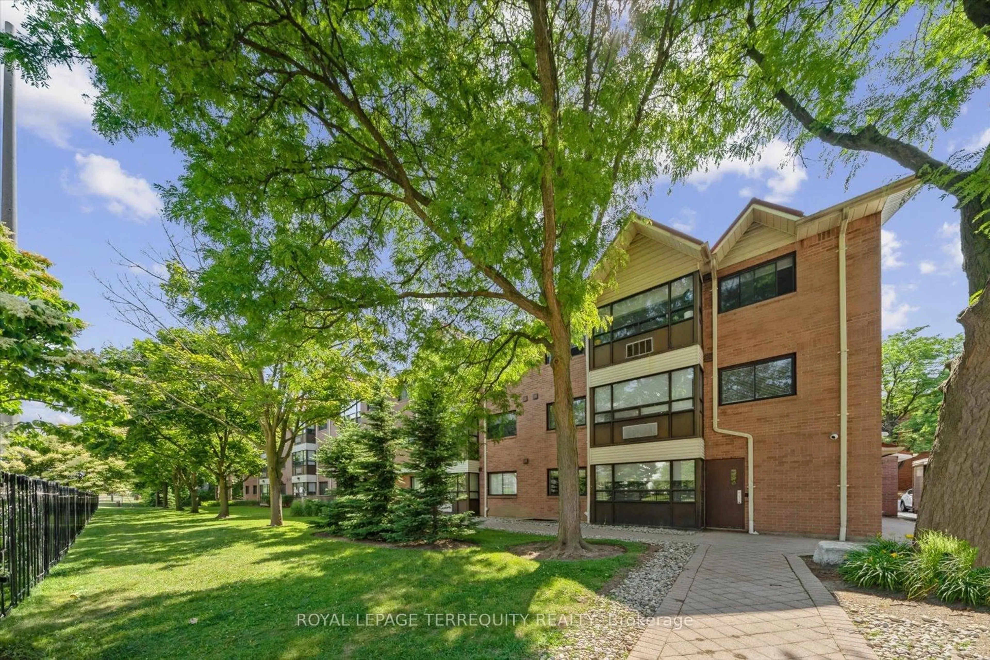 Unknown for 1275 Cornerbrook Pl #208, Mississauga Ontario L5C 3J3