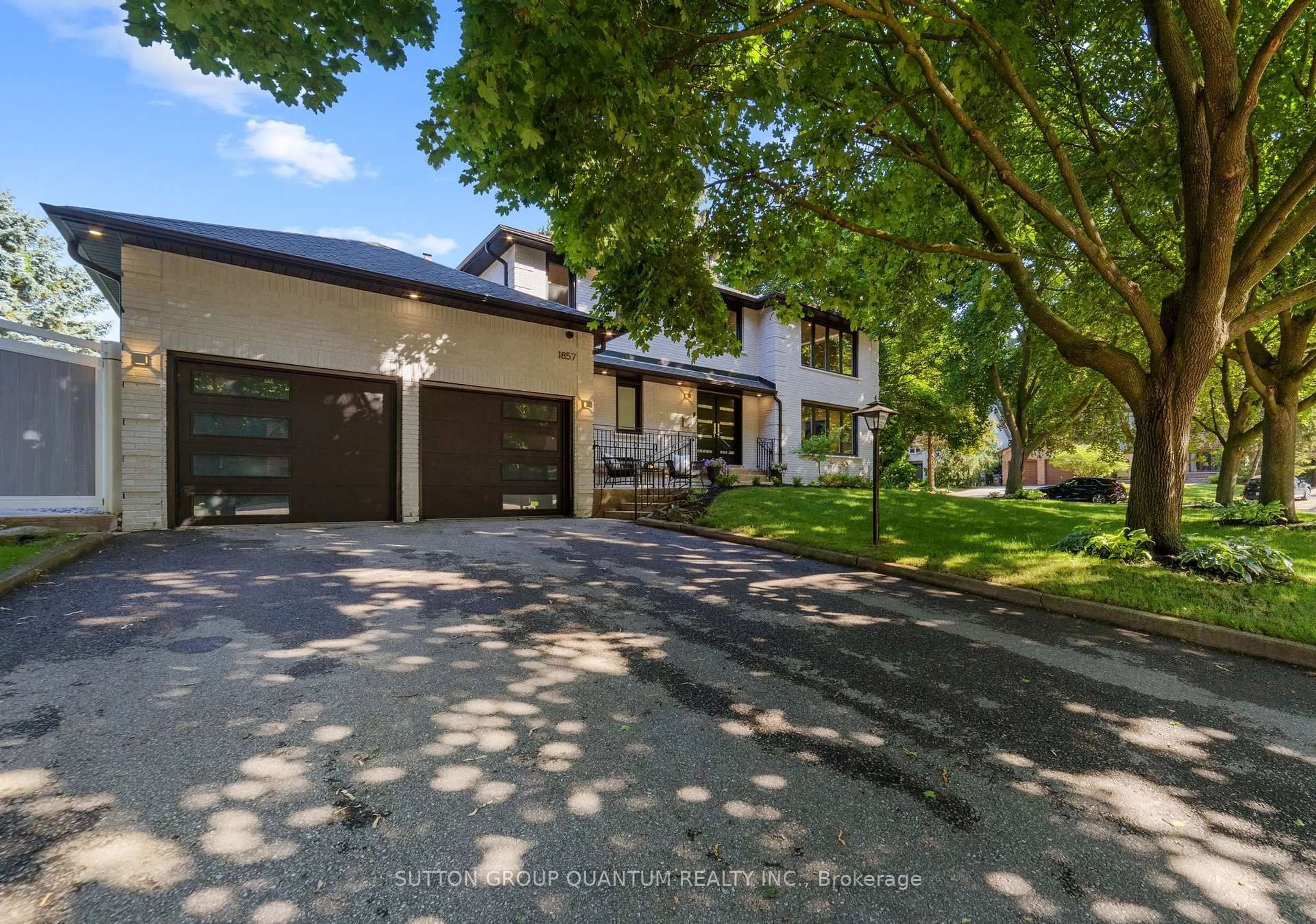 A pic from outside/outdoor area/front of a property/back of a property/a pic from drone, street for 1857 Friar Tuck Crt, Mississauga Ontario L5K 2L4