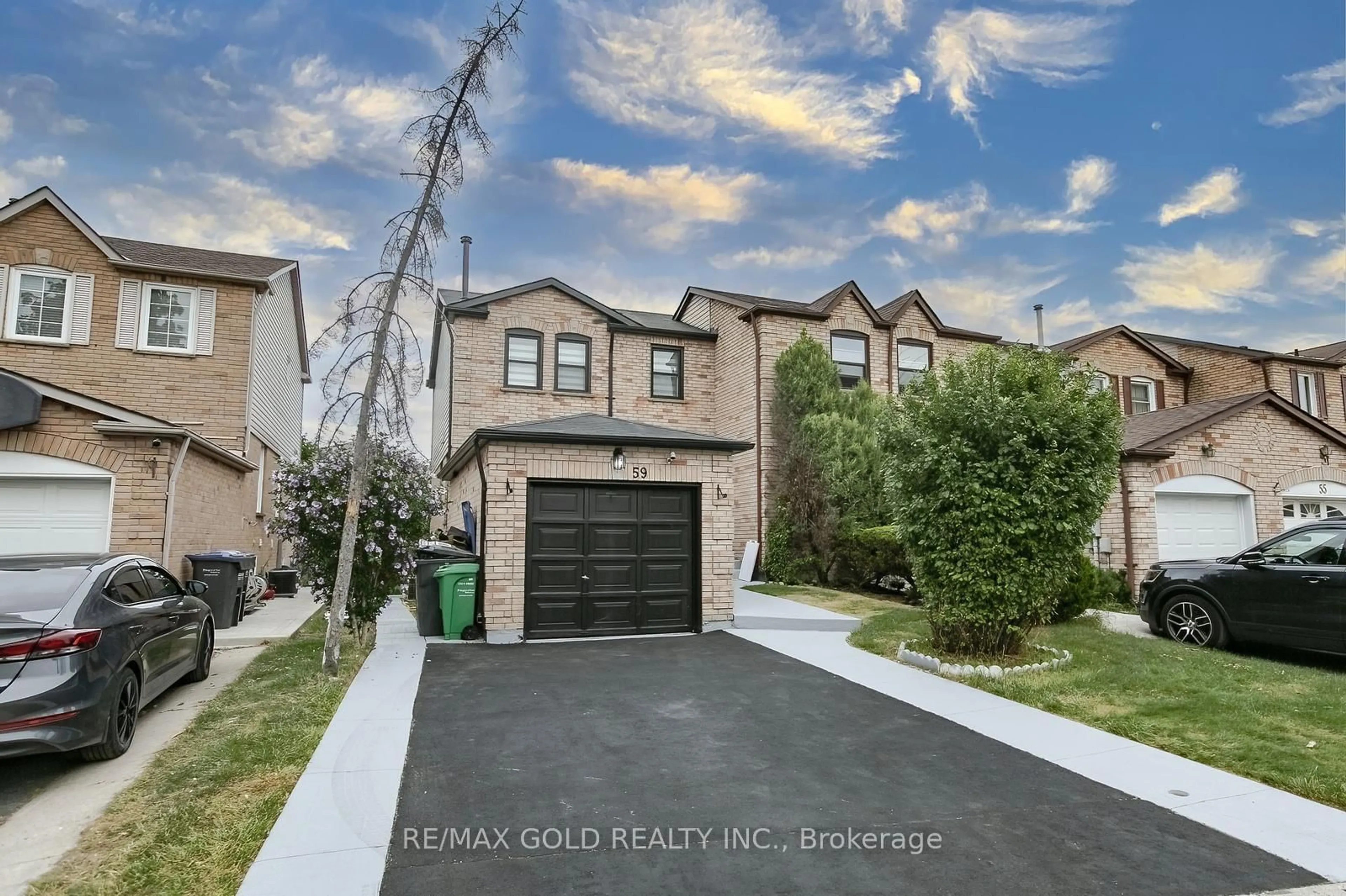 A pic from outside/outdoor area/front of a property/back of a property/a pic from drone, street for 59 Cutters Cres, Brampton Ontario L6Y 4M2