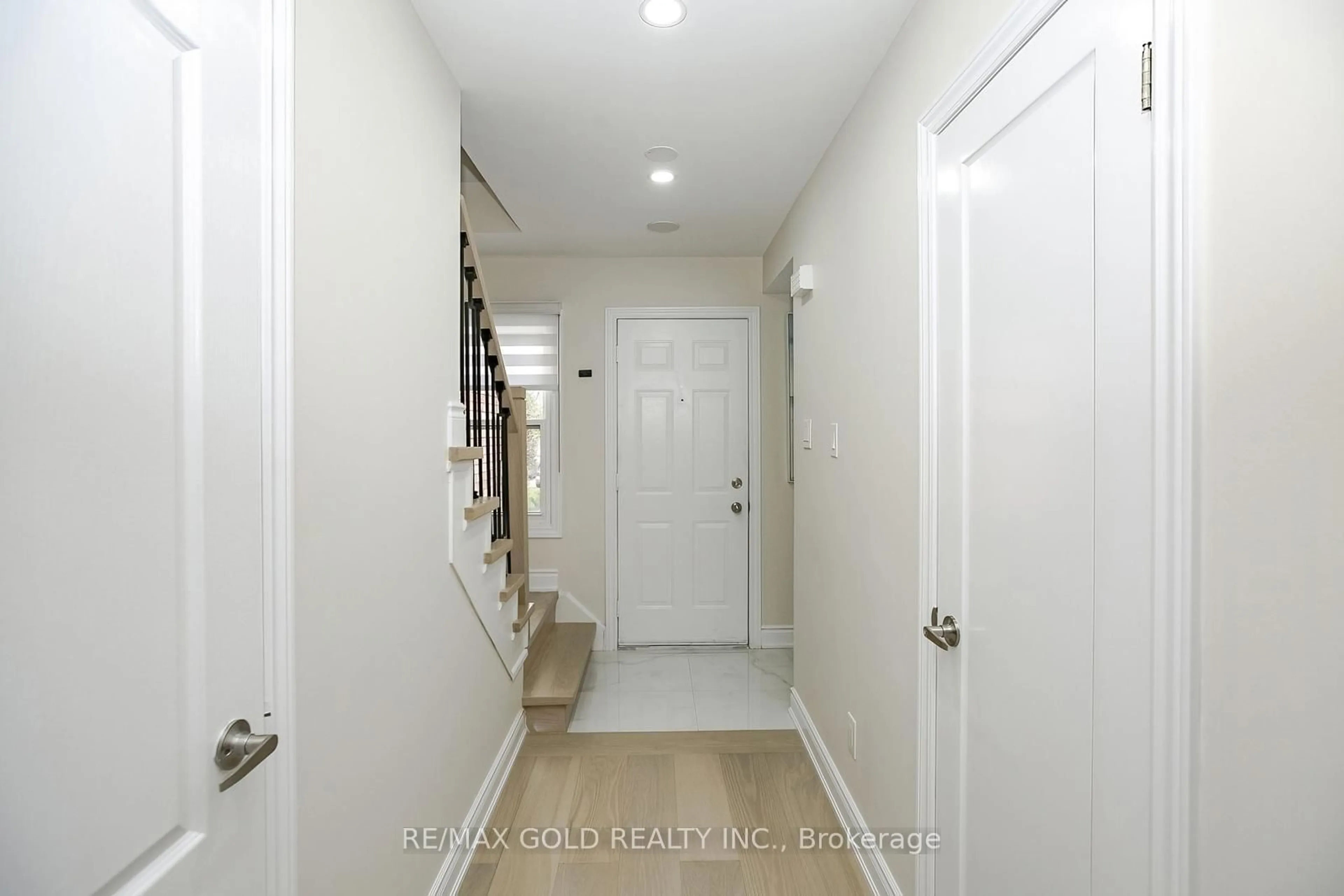 Indoor entryway for 59 Cutters Cres, Brampton Ontario L6Y 4M2
