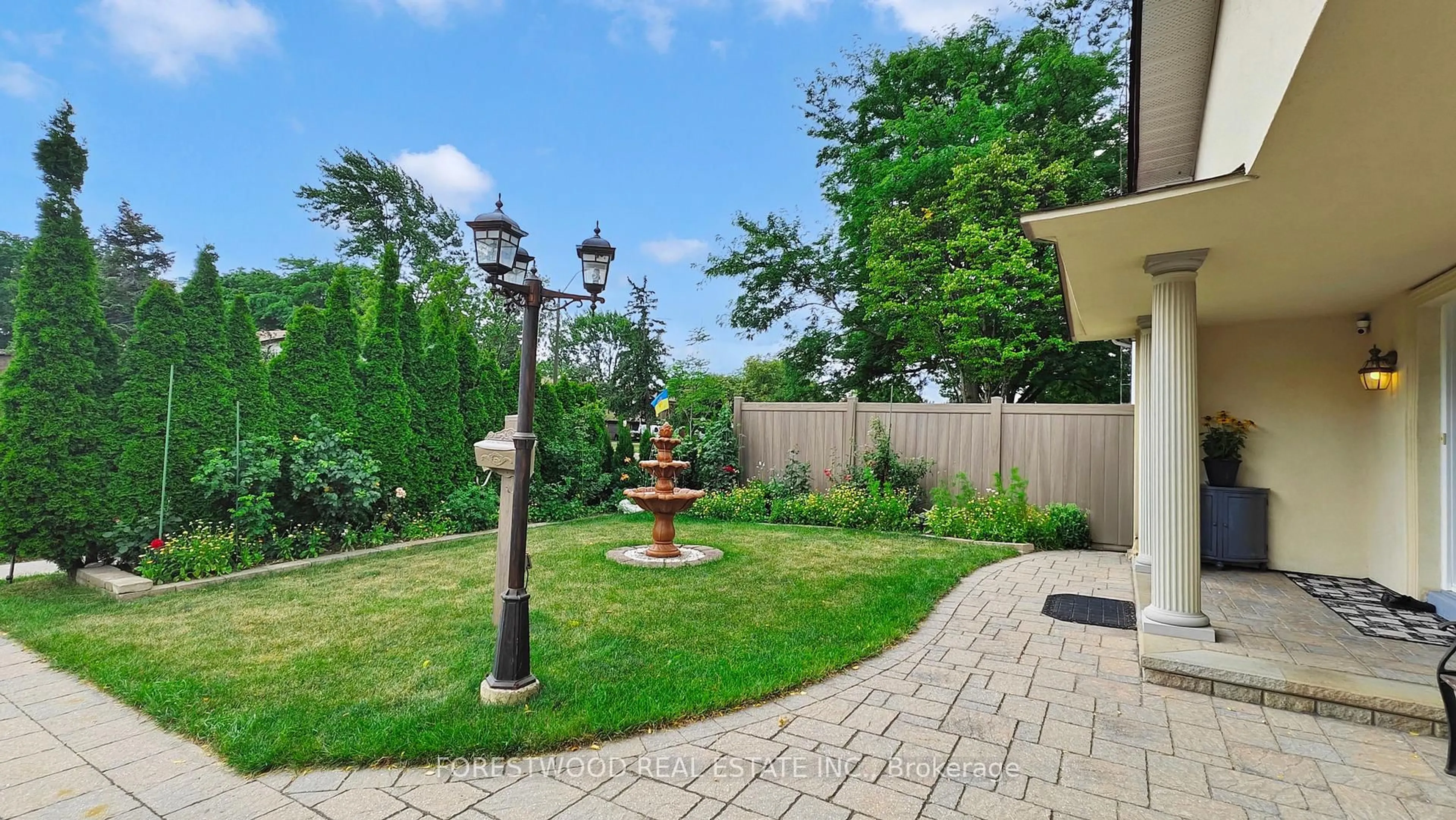 Patio, street for 571 Silver Creek Blvd, Mississauga Ontario L5A 2B6