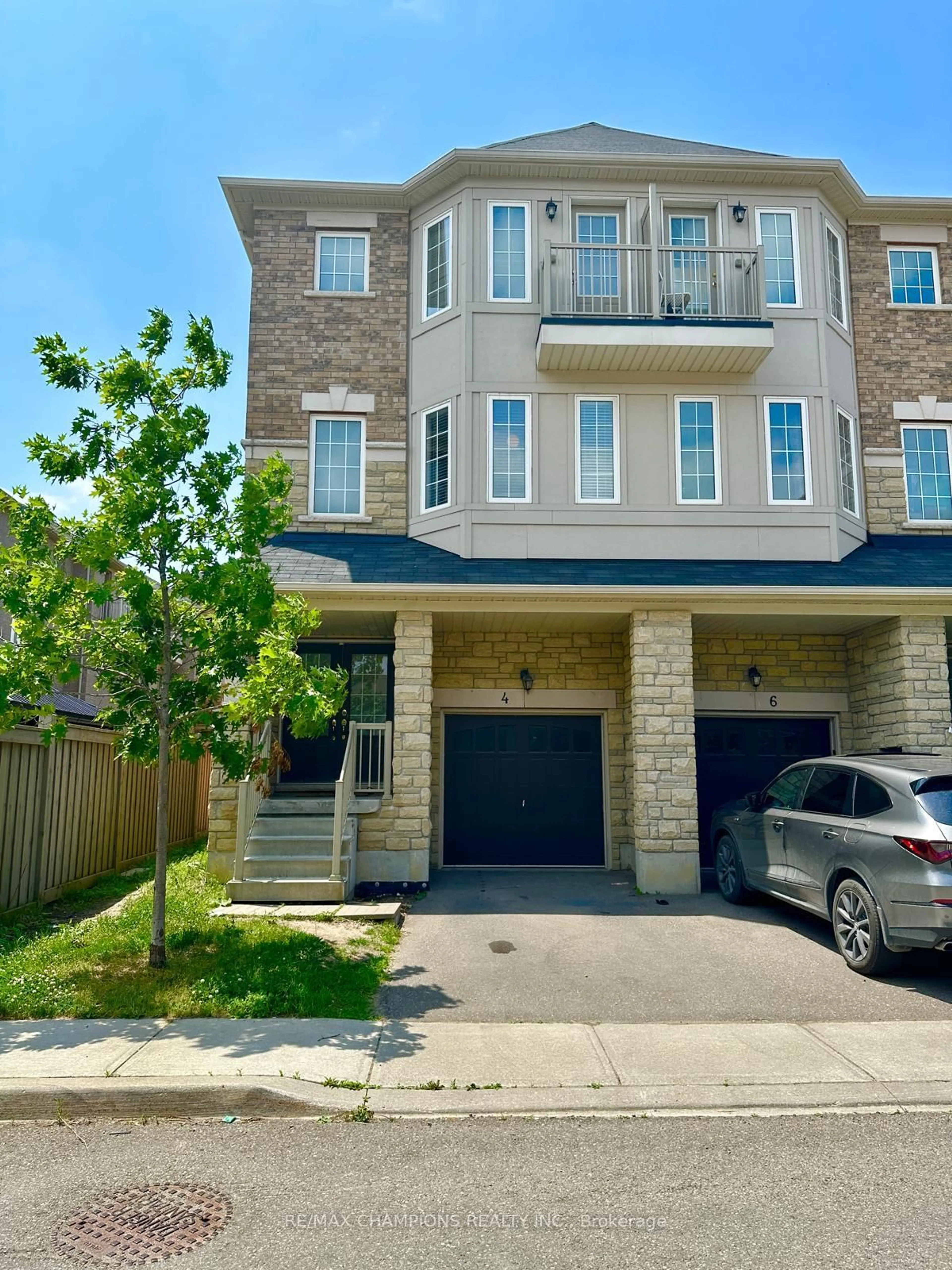 A pic from outside/outdoor area/front of a property/back of a property/a pic from drone, street for 4 Hobart Gdns, Brampton Ontario L6Z 0J1