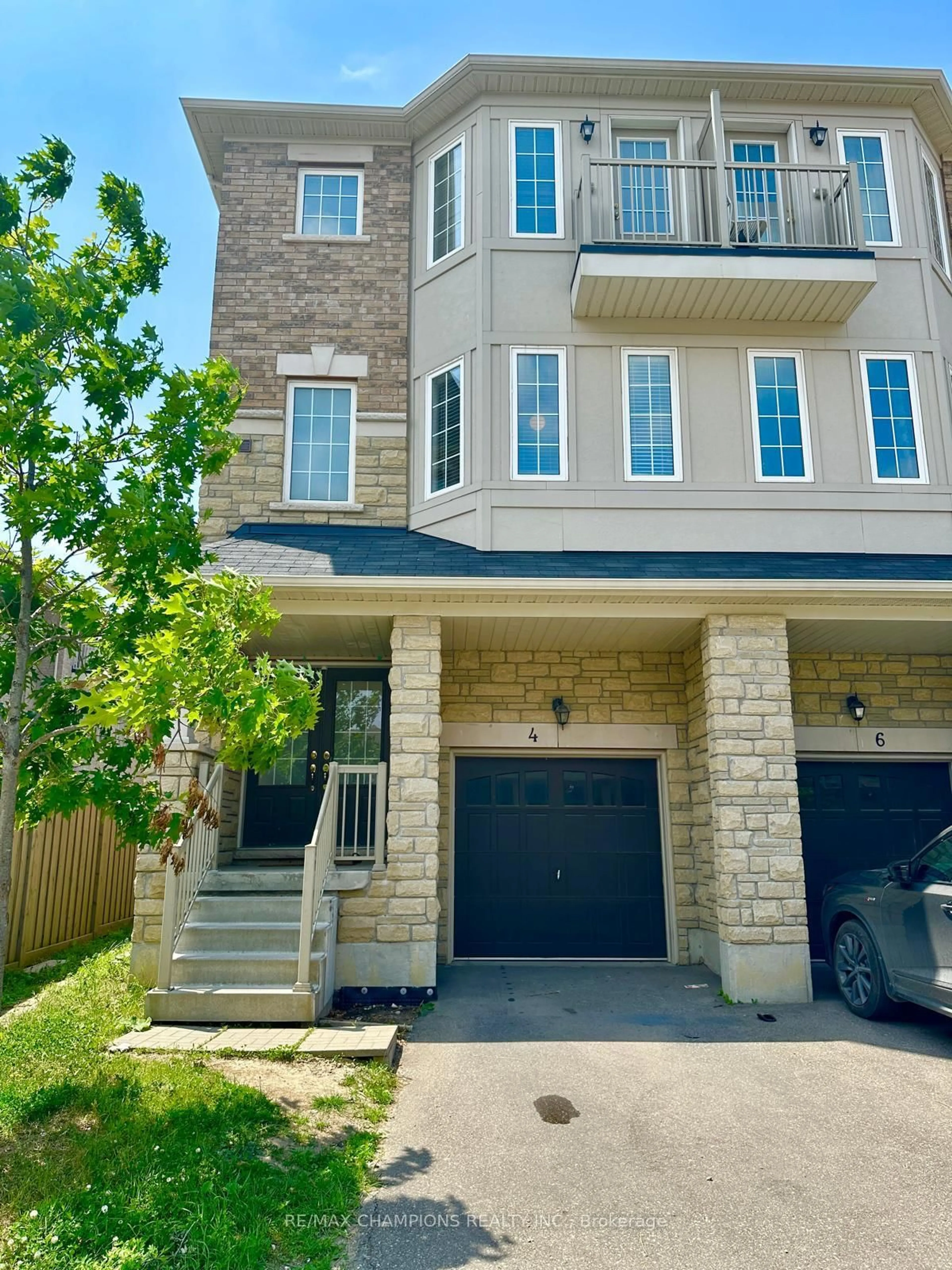 A pic from outside/outdoor area/front of a property/back of a property/a pic from drone, street for 4 Hobart Gdns, Brampton Ontario L6Z 0J1