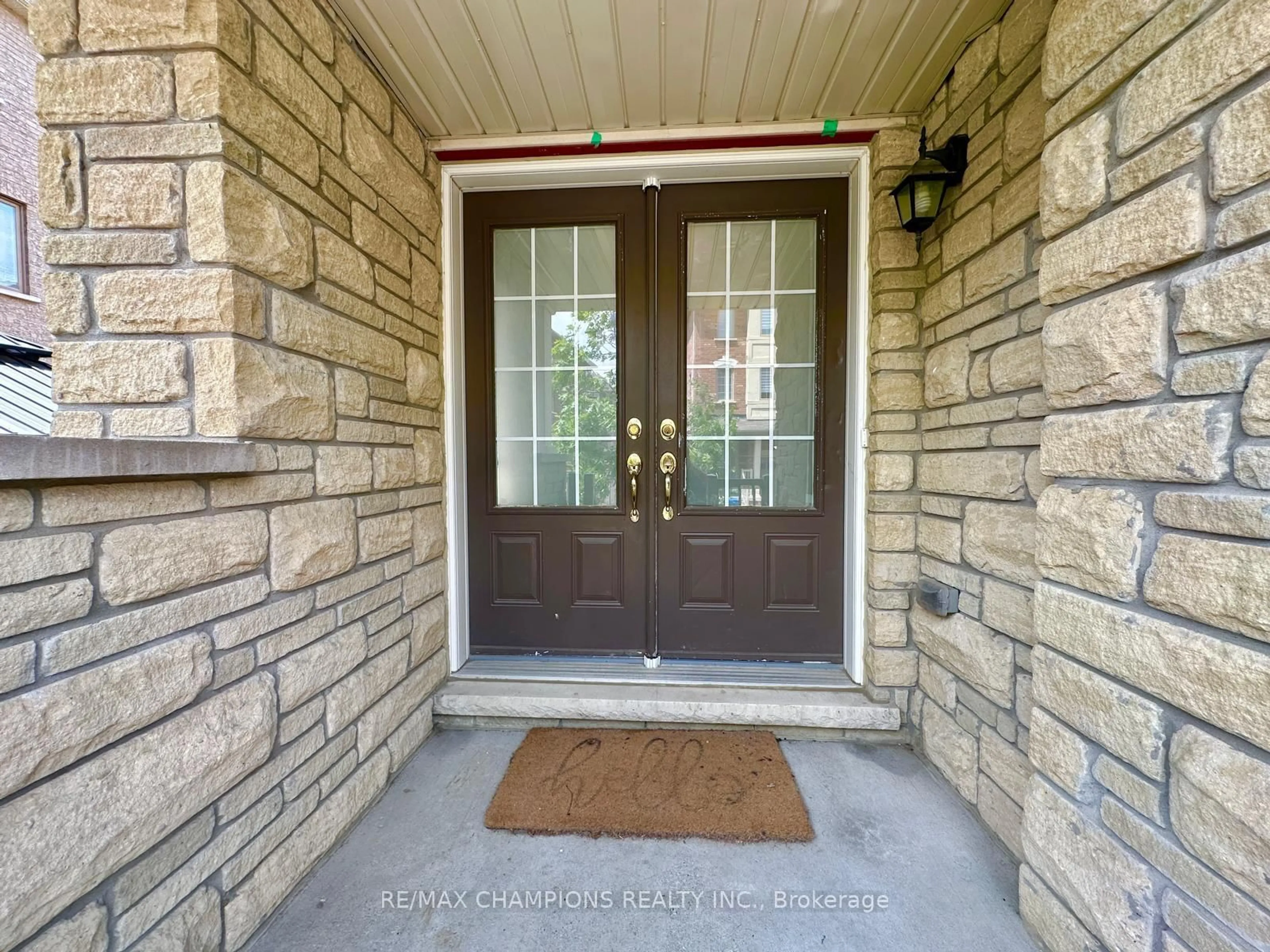 Indoor entryway for 4 Hobart Gdns, Brampton Ontario L6Z 0J1