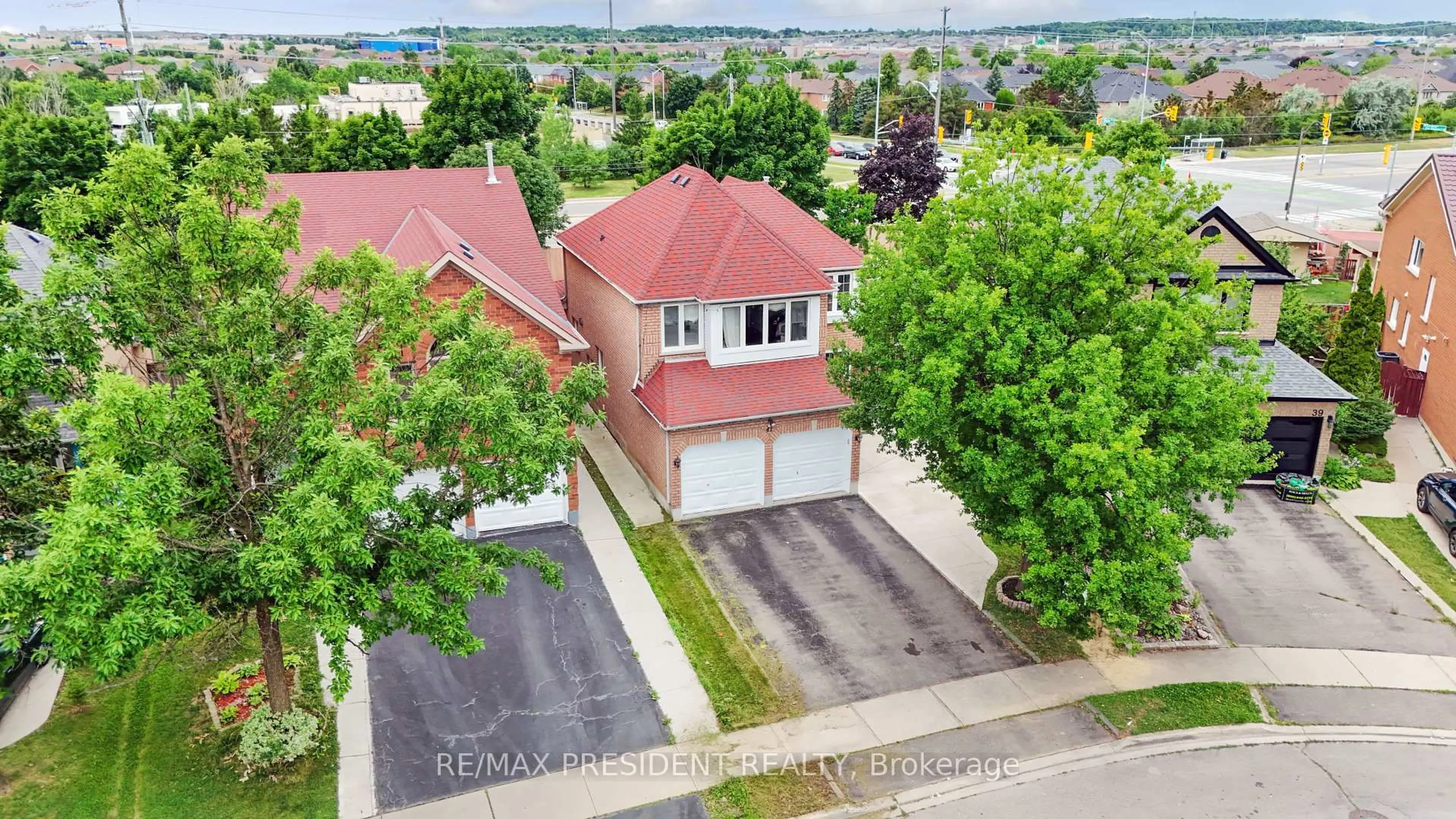 A pic from outside/outdoor area/front of a property/back of a property/a pic from drone, street for 41 Rangeland Rd, Brampton Ontario L6R 1L2