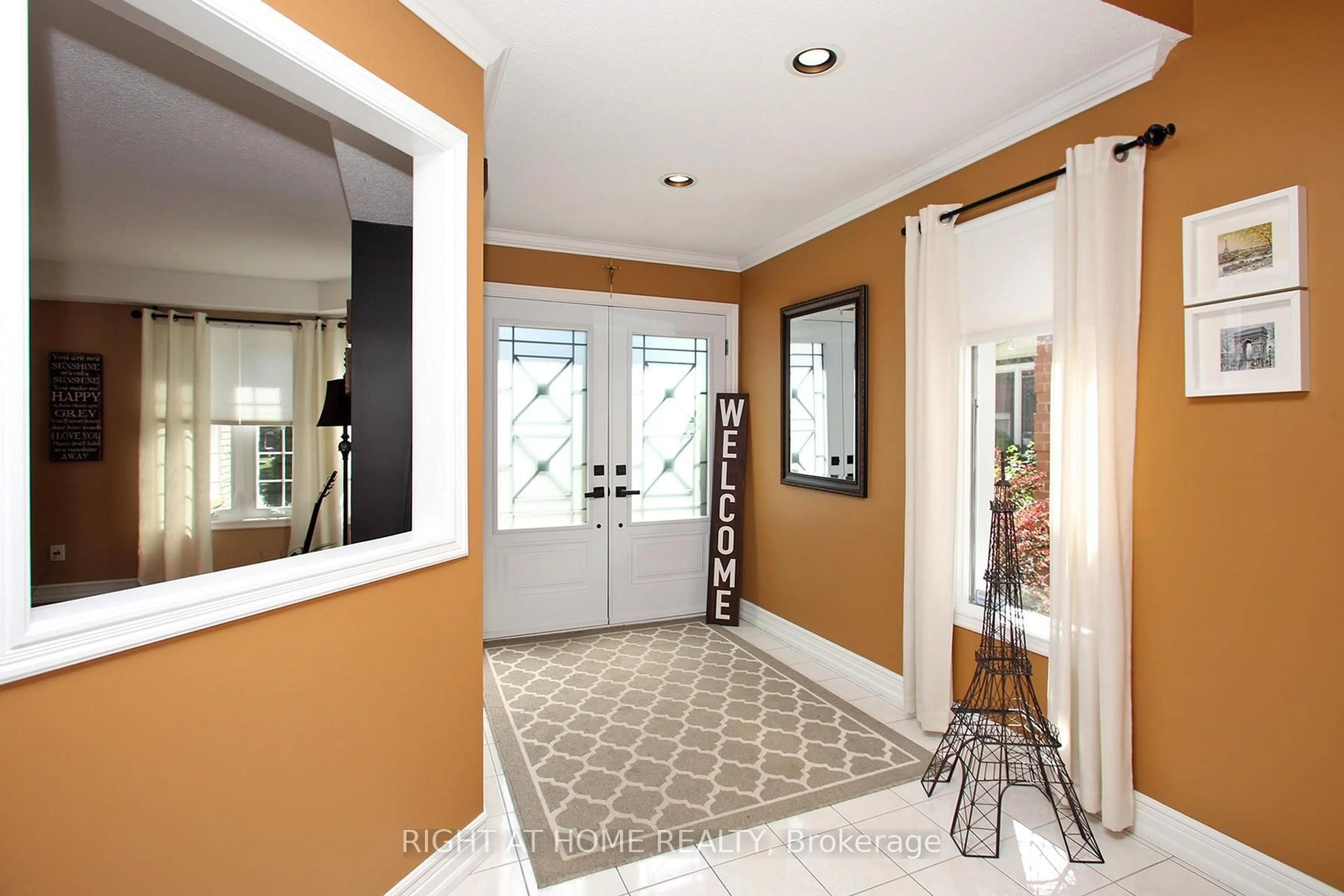 Indoor entryway for 98 Snowcap Rd, Brampton Ontario L6R 1J1