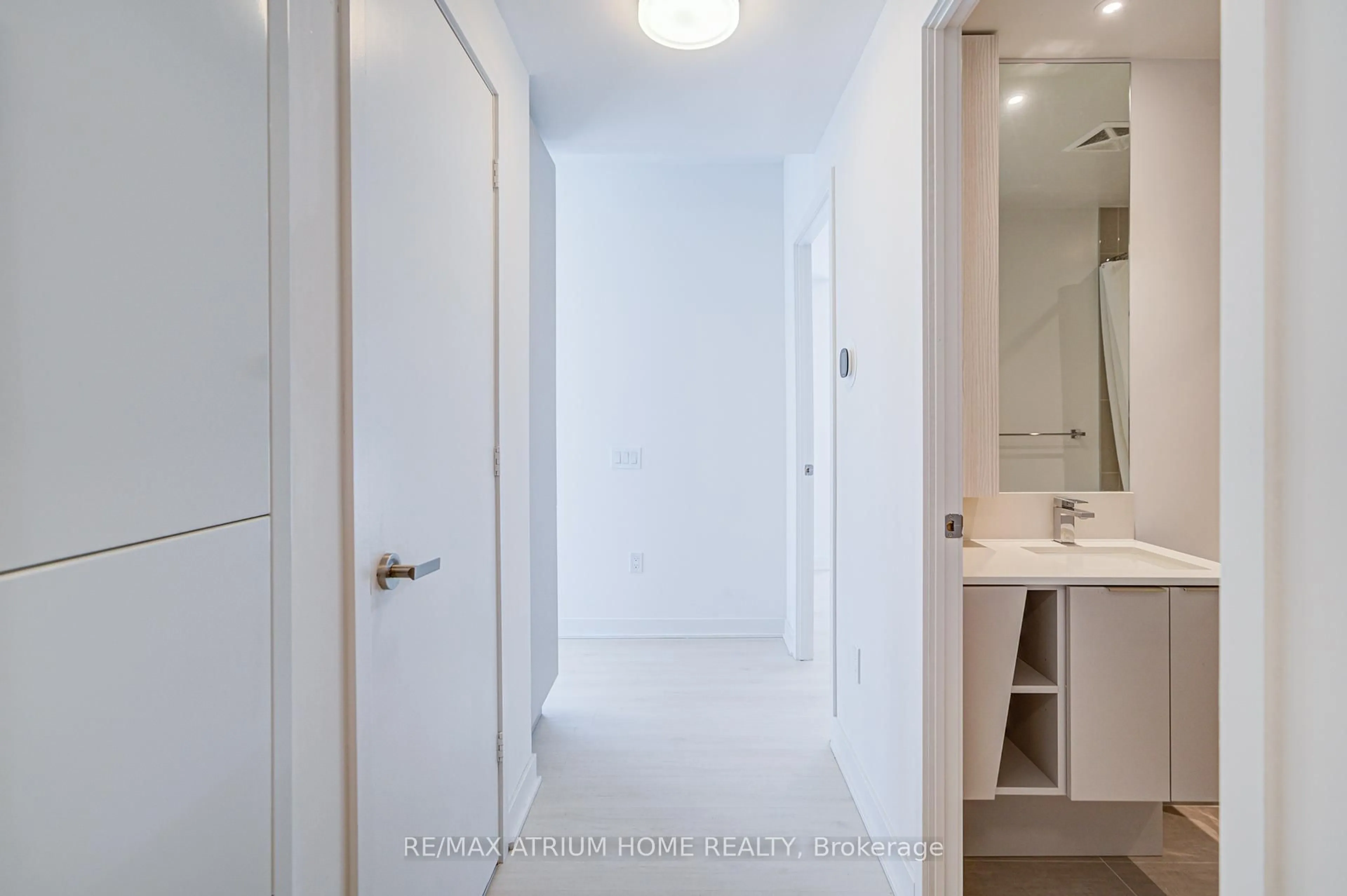 Indoor entryway for 3900 Confederation Pkwy #2503, Mississauga Ontario L5B 0M3