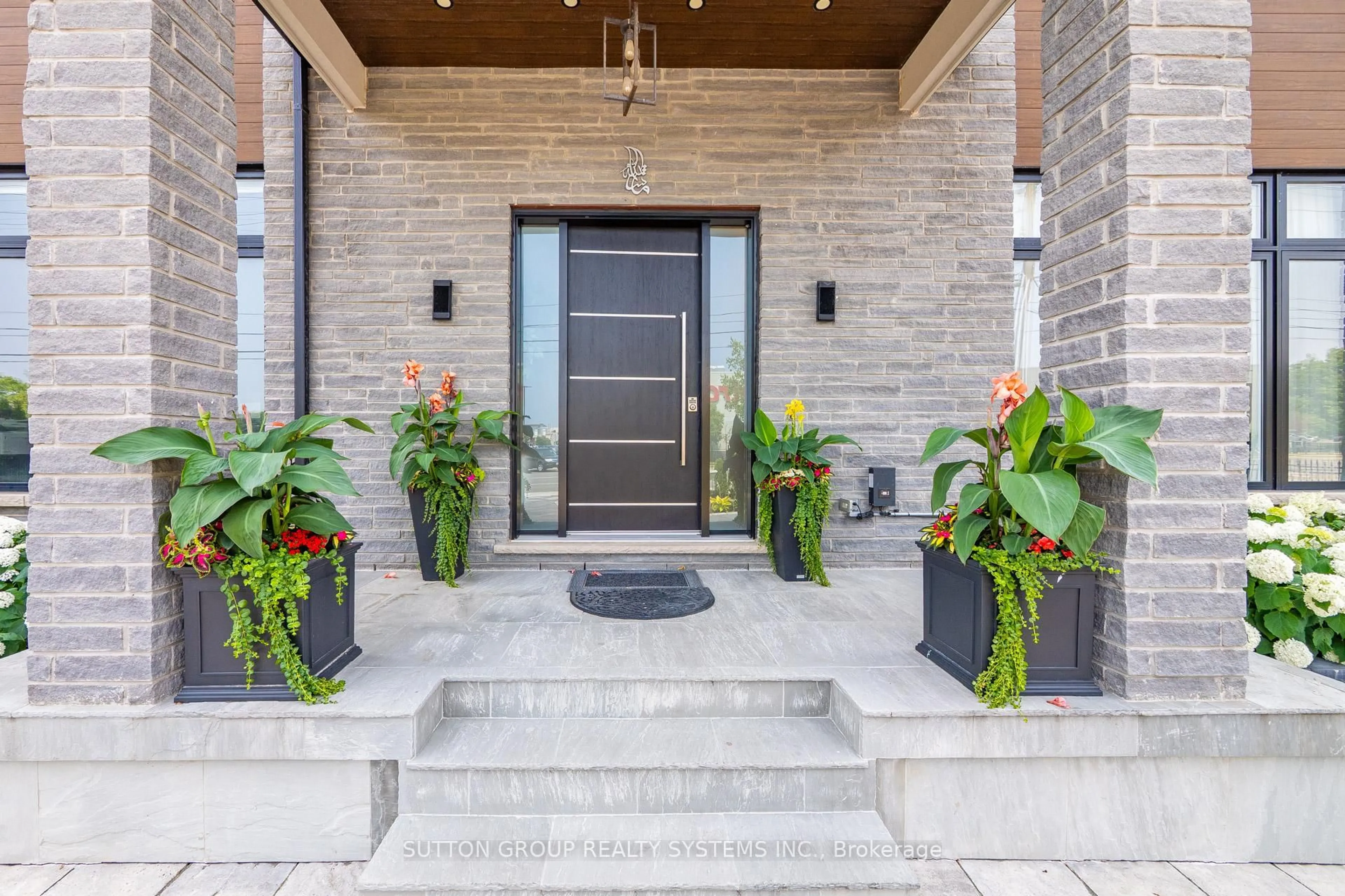 Indoor entryway for 334 Third Line, Oakville Ontario L6L 4A4