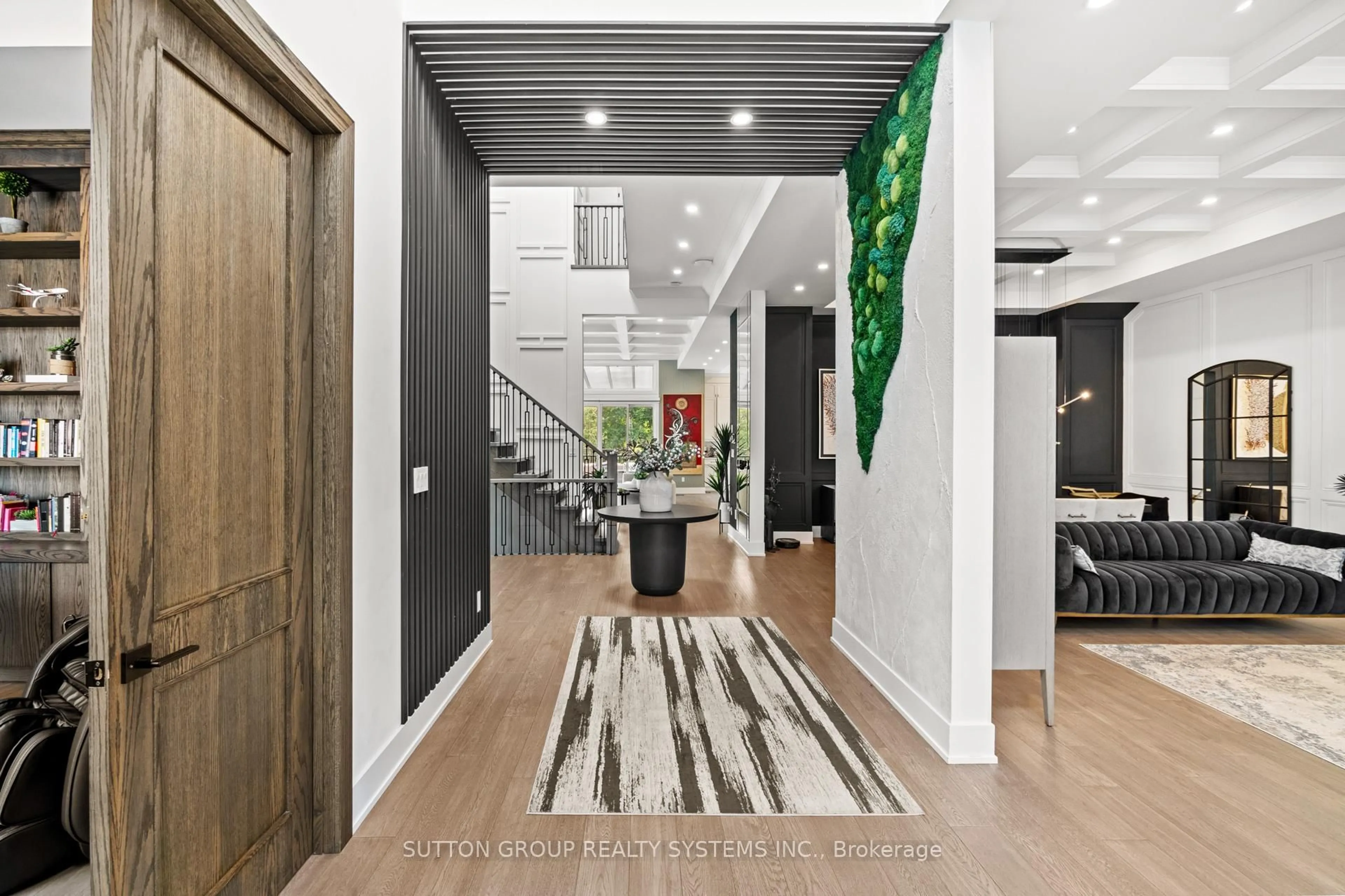Indoor entryway for 334 Third Line, Oakville Ontario L6L 4A4