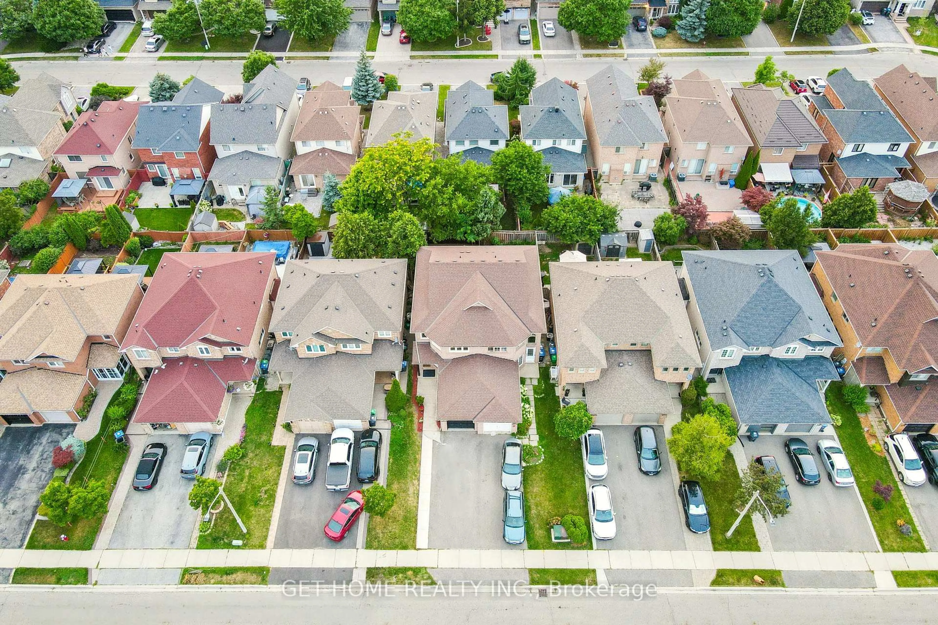 A pic from outside/outdoor area/front of a property/back of a property/a pic from drone, street for 3815 Spicewood Way, Mississauga Ontario L5N 7W7