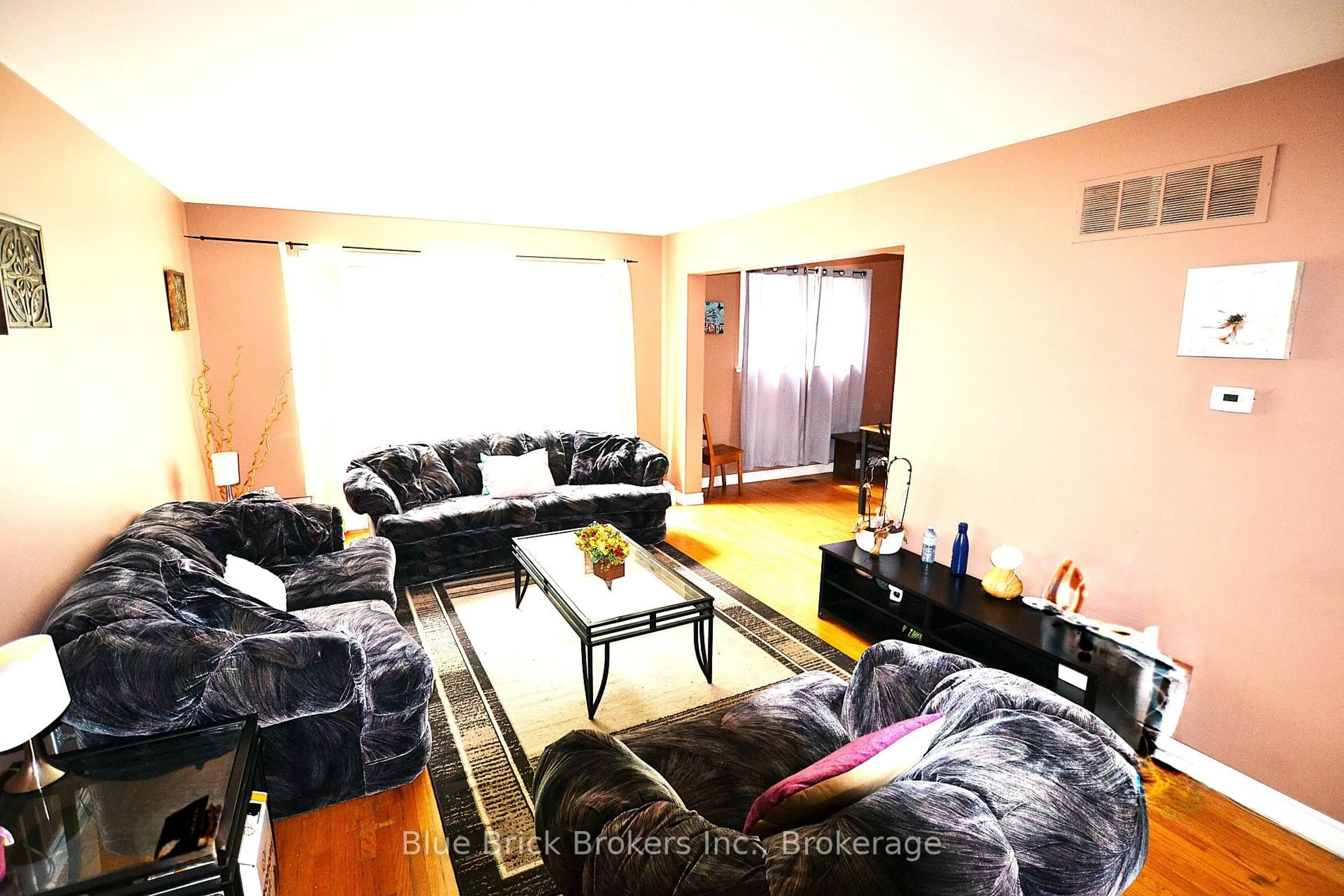 Living room with furniture, unknown for 2290 Delkus Cres, Mississauga Ontario L5A 1K7