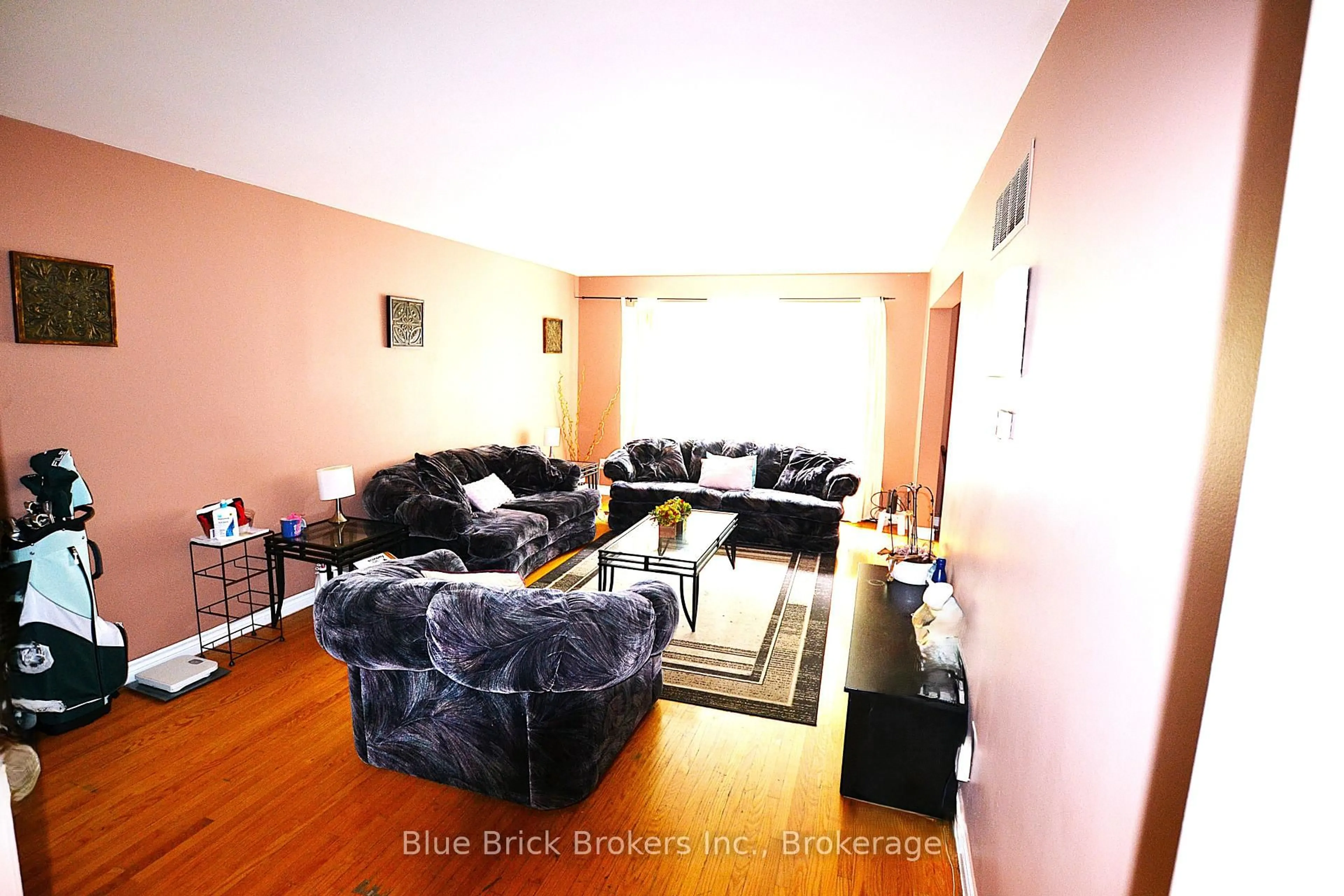 Living room with furniture, wood/laminate floor for 2290 Delkus Cres, Mississauga Ontario L5A 1K7