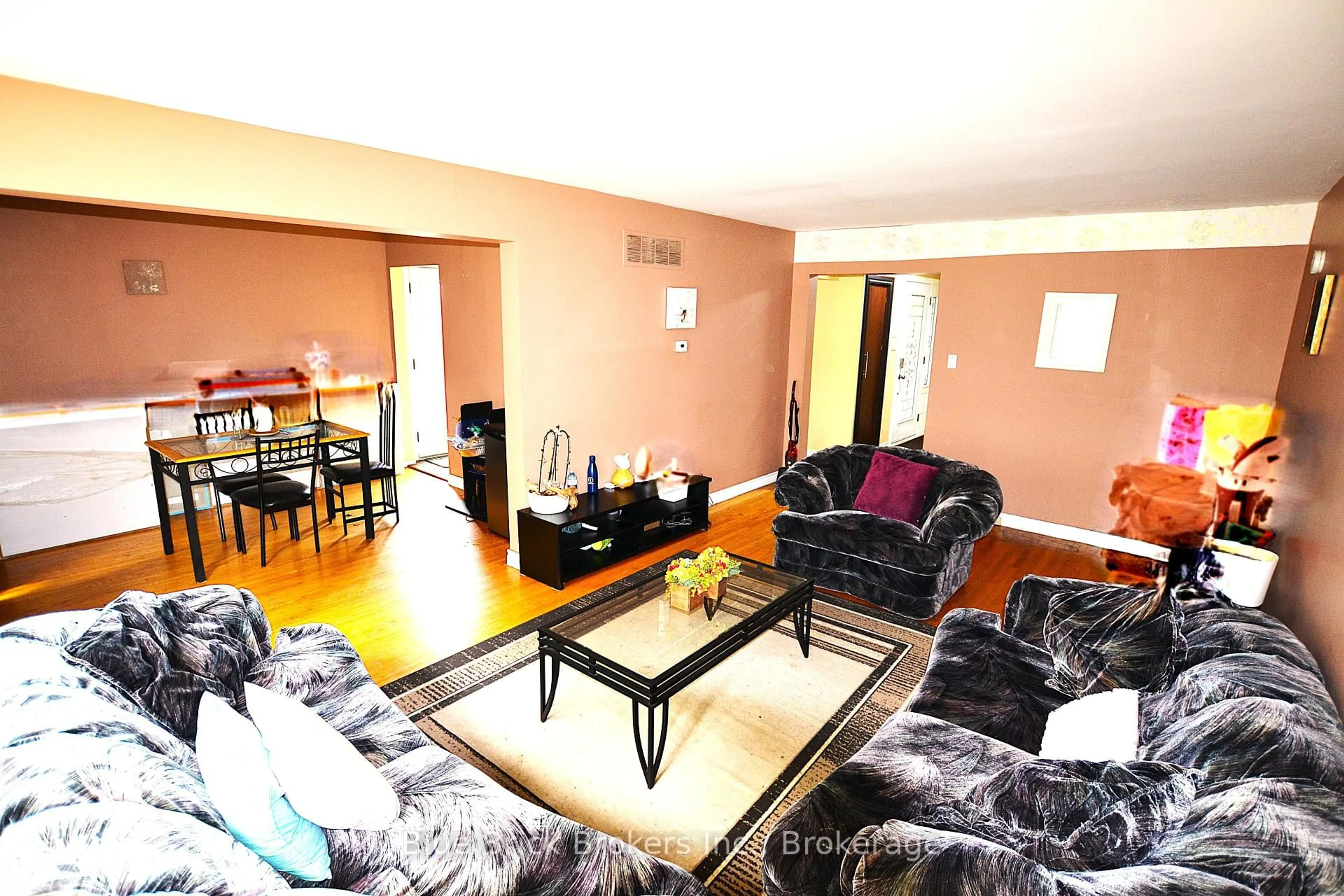 Living room with furniture, wood/laminate floor for 2290 Delkus Cres, Mississauga Ontario L5A 1K7