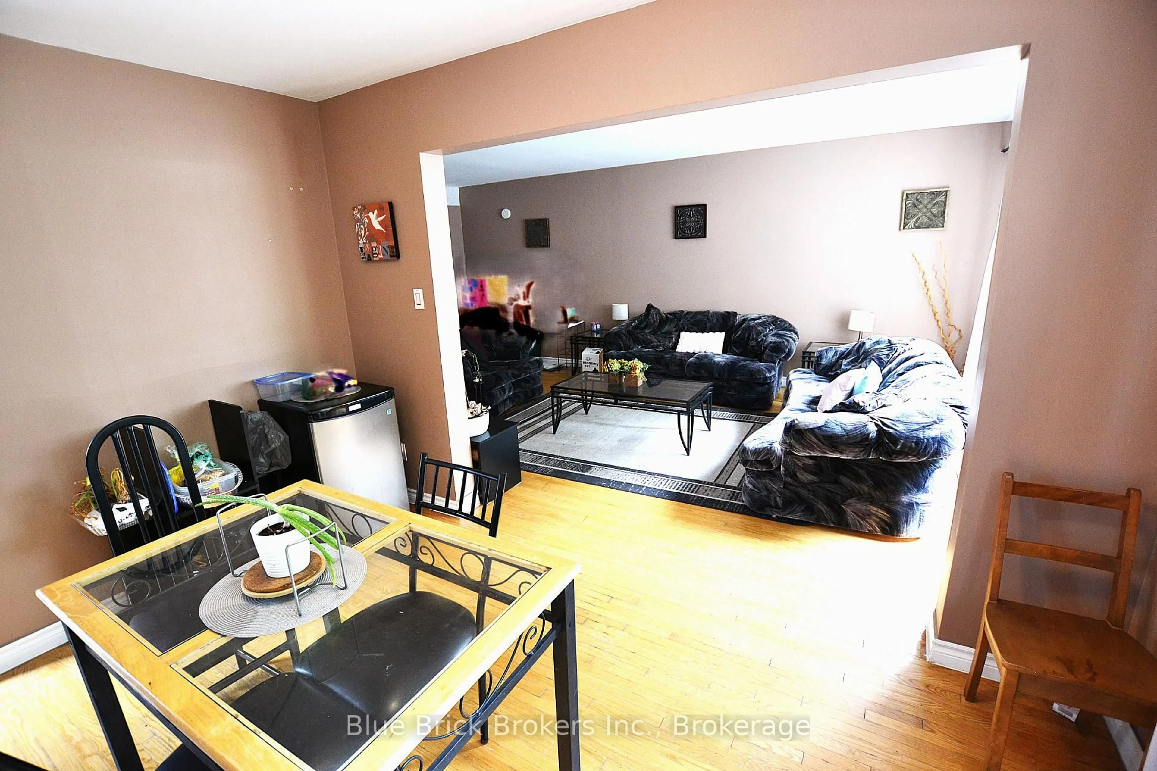Living room with furniture, wood/laminate floor for 2290 Delkus Cres, Mississauga Ontario L5A 1K7