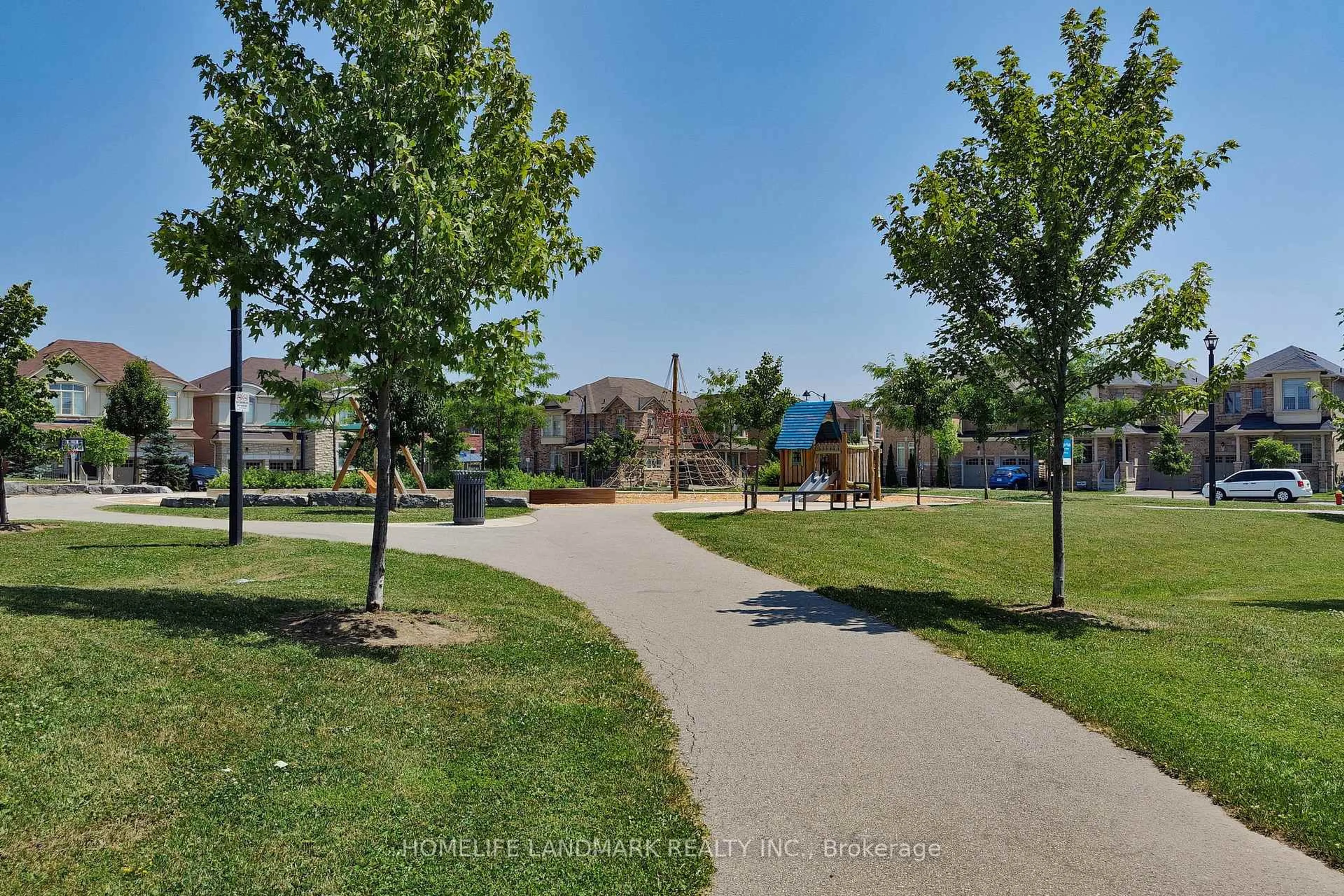 A pic from outside/outdoor area/front of a property/back of a property/a pic from drone, street for 1533 Devine Pt, Milton Ontario L9E 1H6