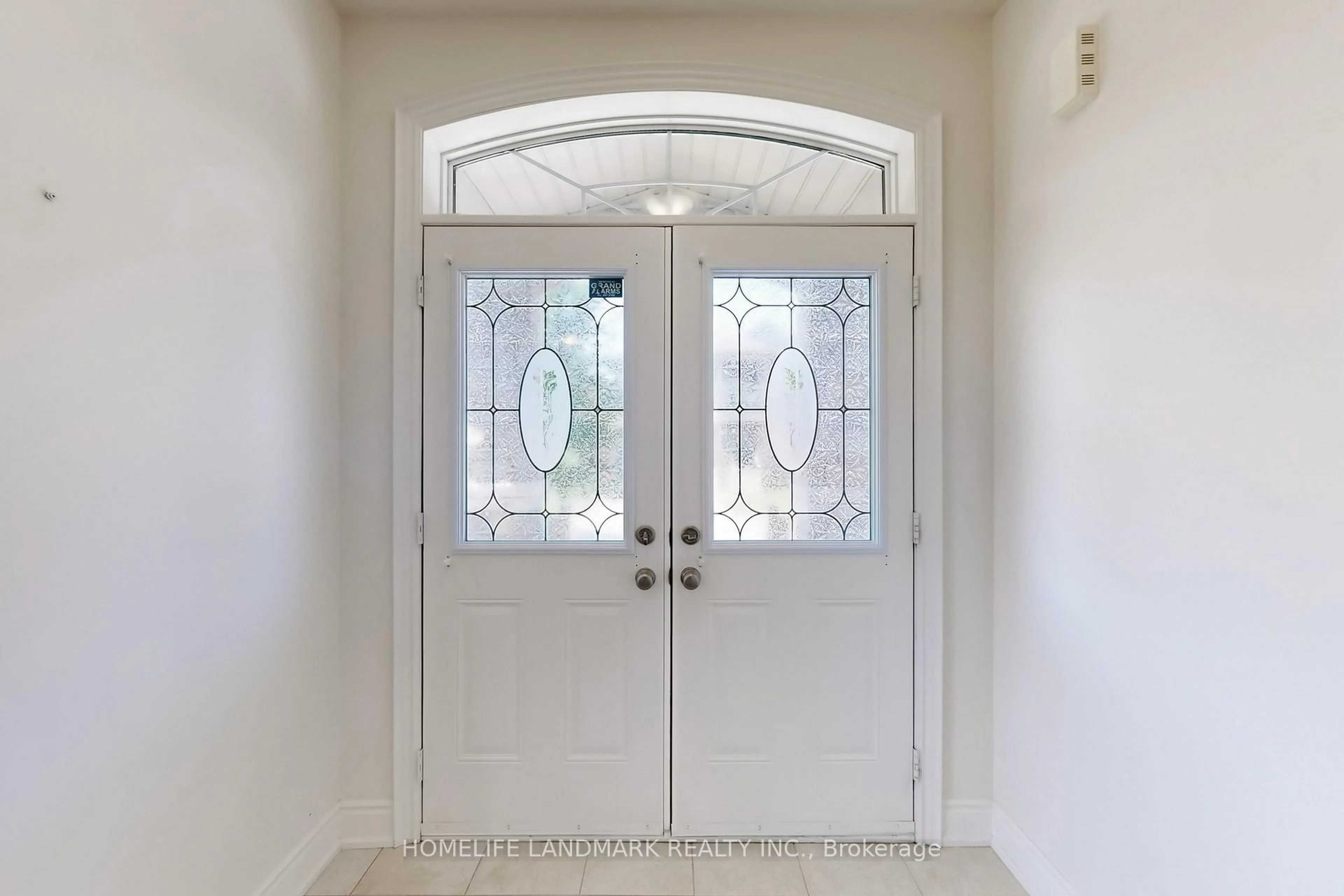 Indoor entryway for 1533 Devine Pt, Milton Ontario L9E 1H6