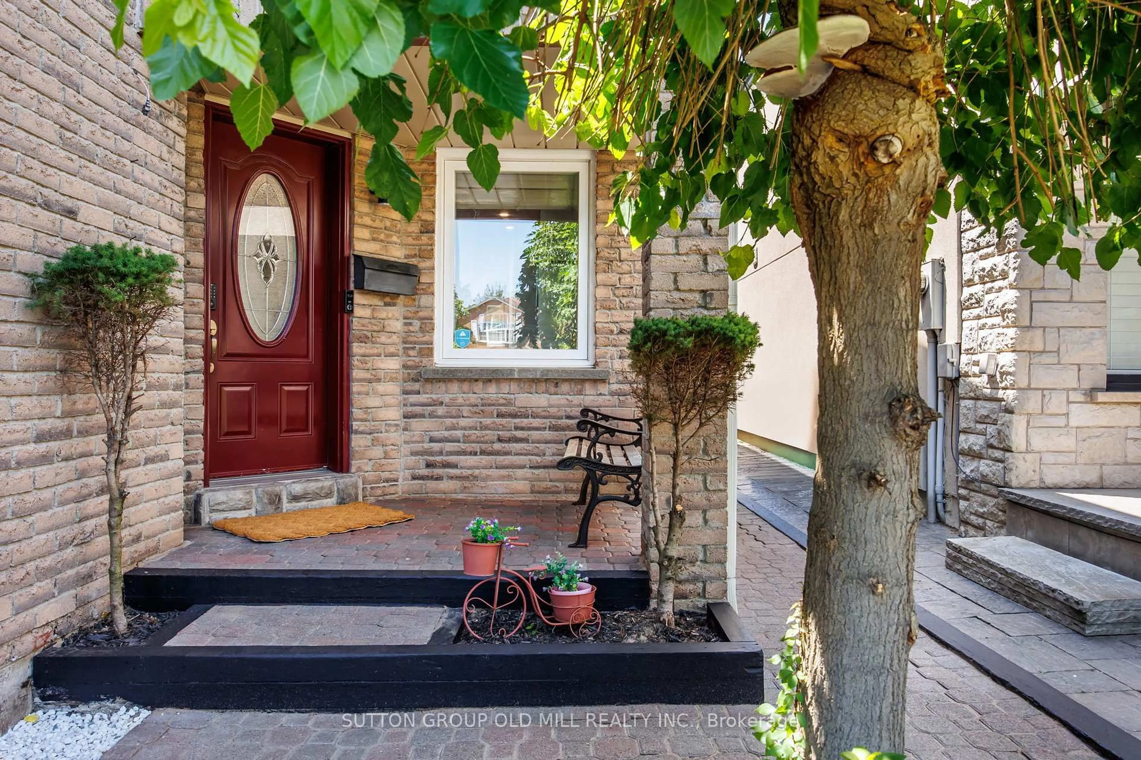 Indoor entryway for 4336 Lee Dr, Mississauga Ontario L4W 4A8