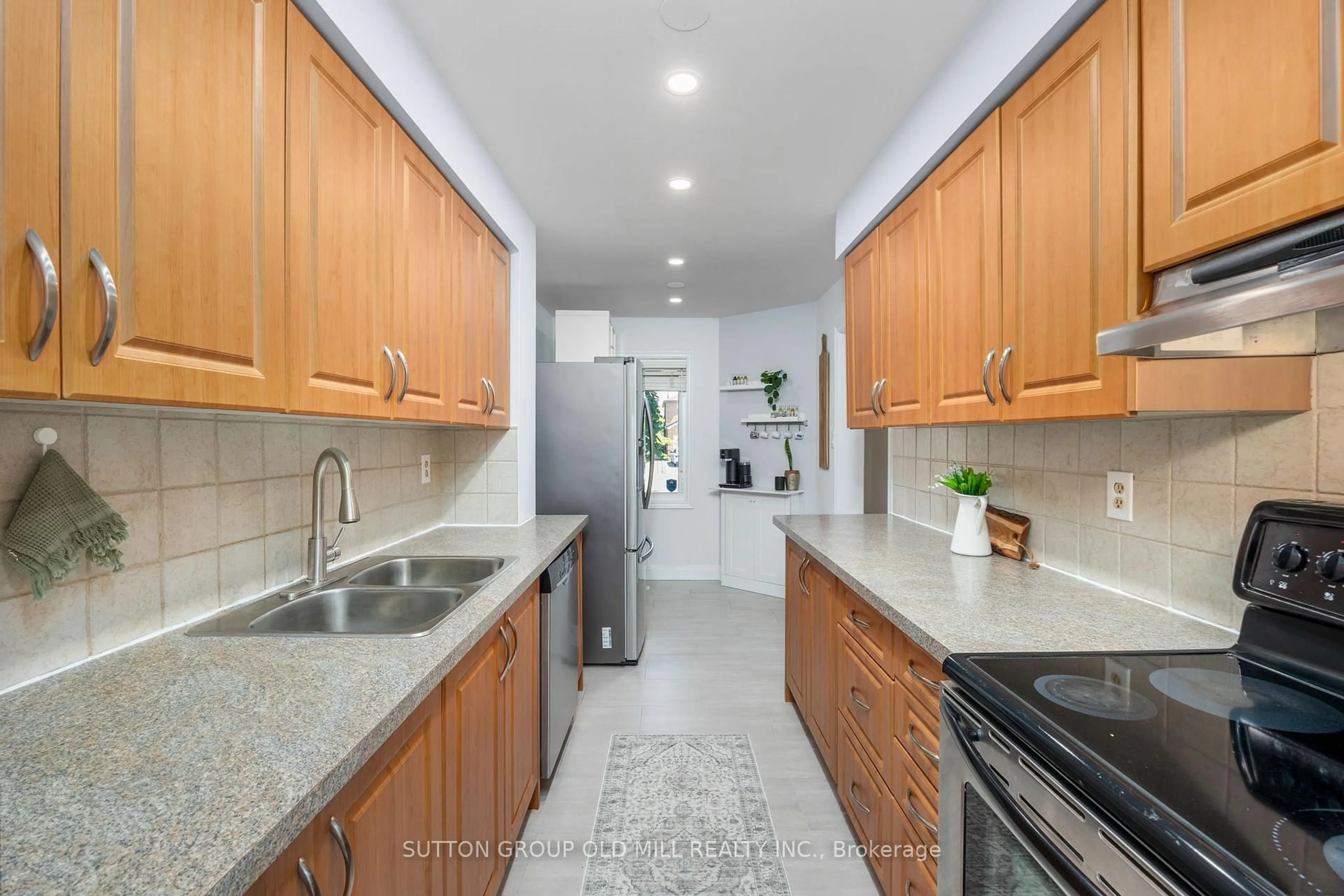 Standard kitchen, ceramic/tile floor for 4336 Lee Dr, Mississauga Ontario L4W 4A8