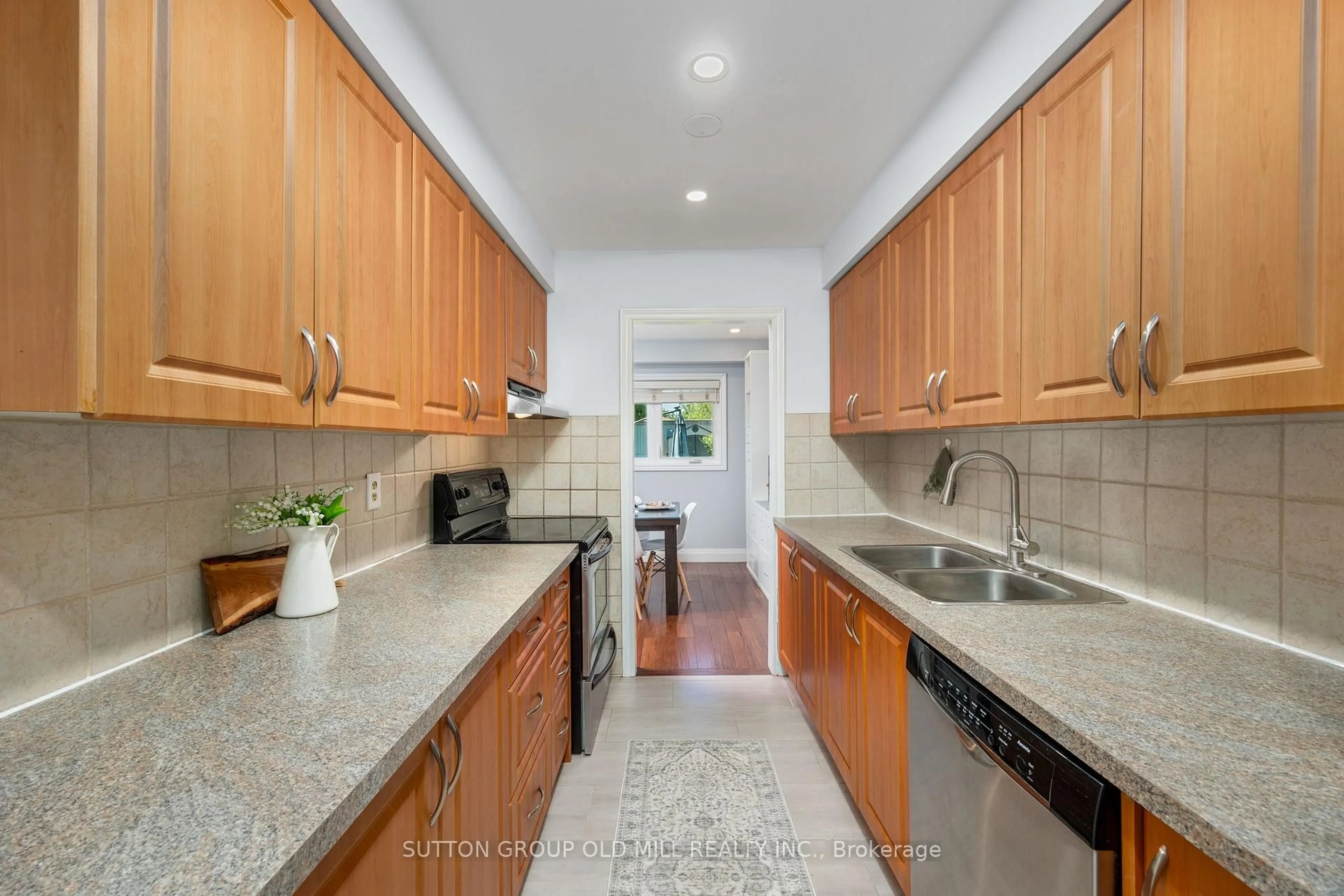 Standard kitchen, ceramic/tile floor for 4336 Lee Dr, Mississauga Ontario L4W 4A8