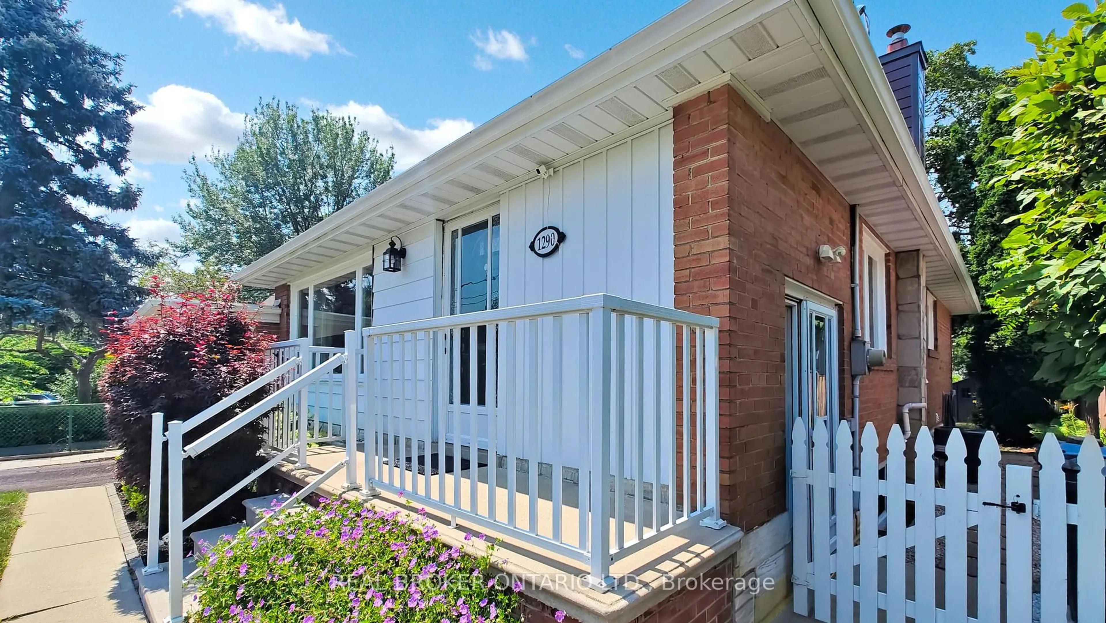 Home with vinyl exterior material, street for 1290 Kipling Ave, Toronto Ontario M9B 3N5