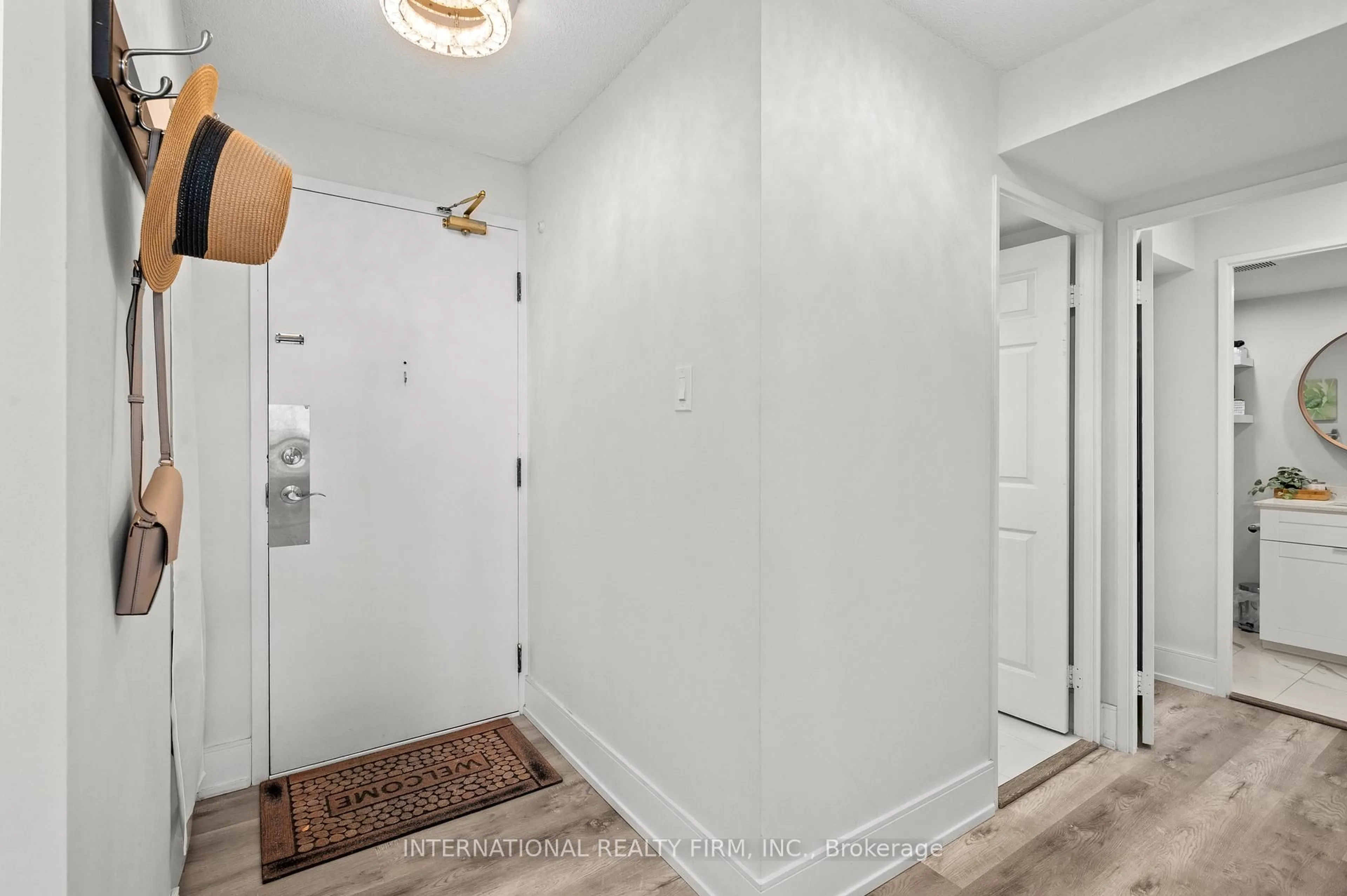Indoor entryway for 4460 Tucana Crt #1612, Mississauga Ontario L5R 3K9