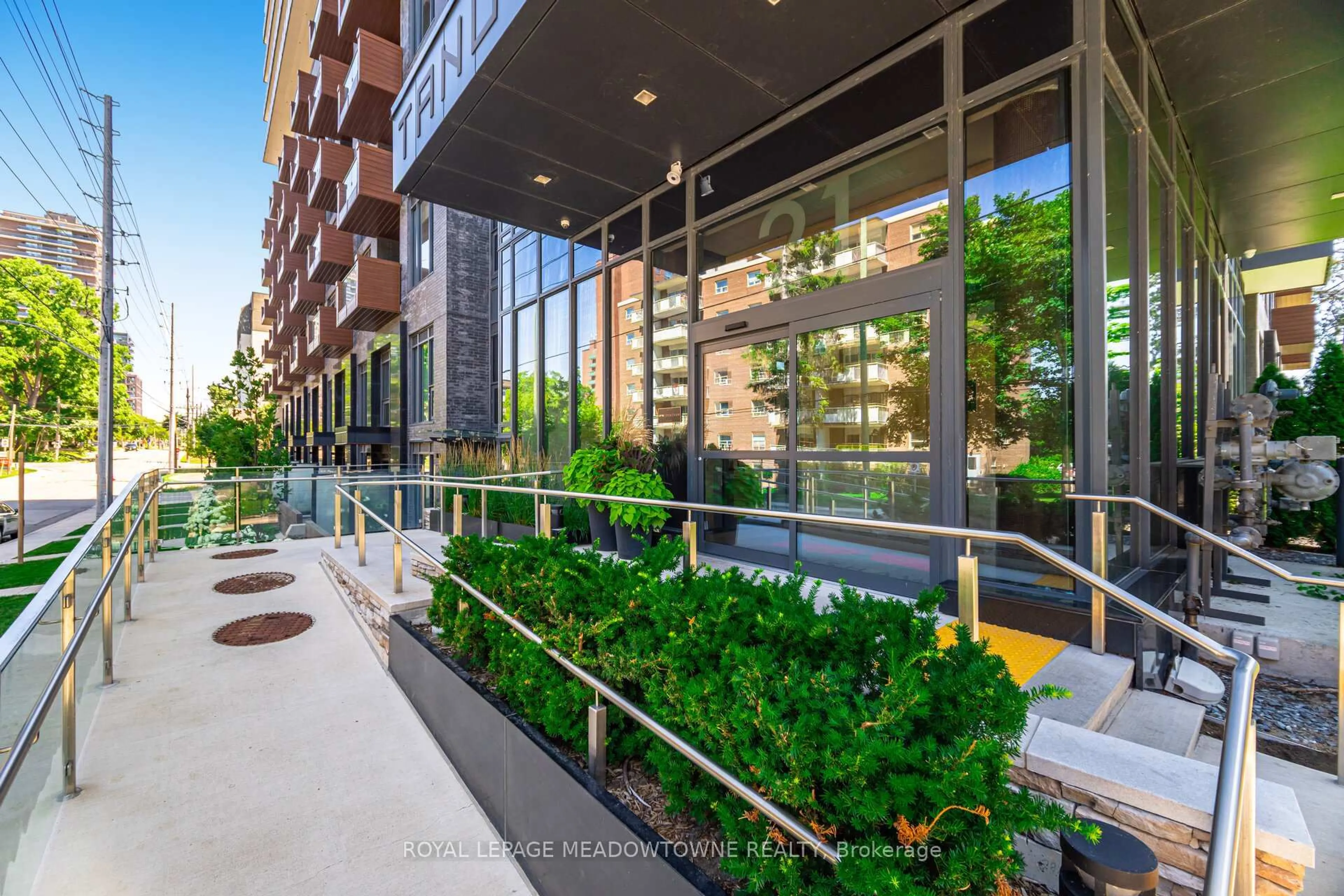 Indoor foyer for 21 Park St #307, Mississauga Ontario L5G 1L7