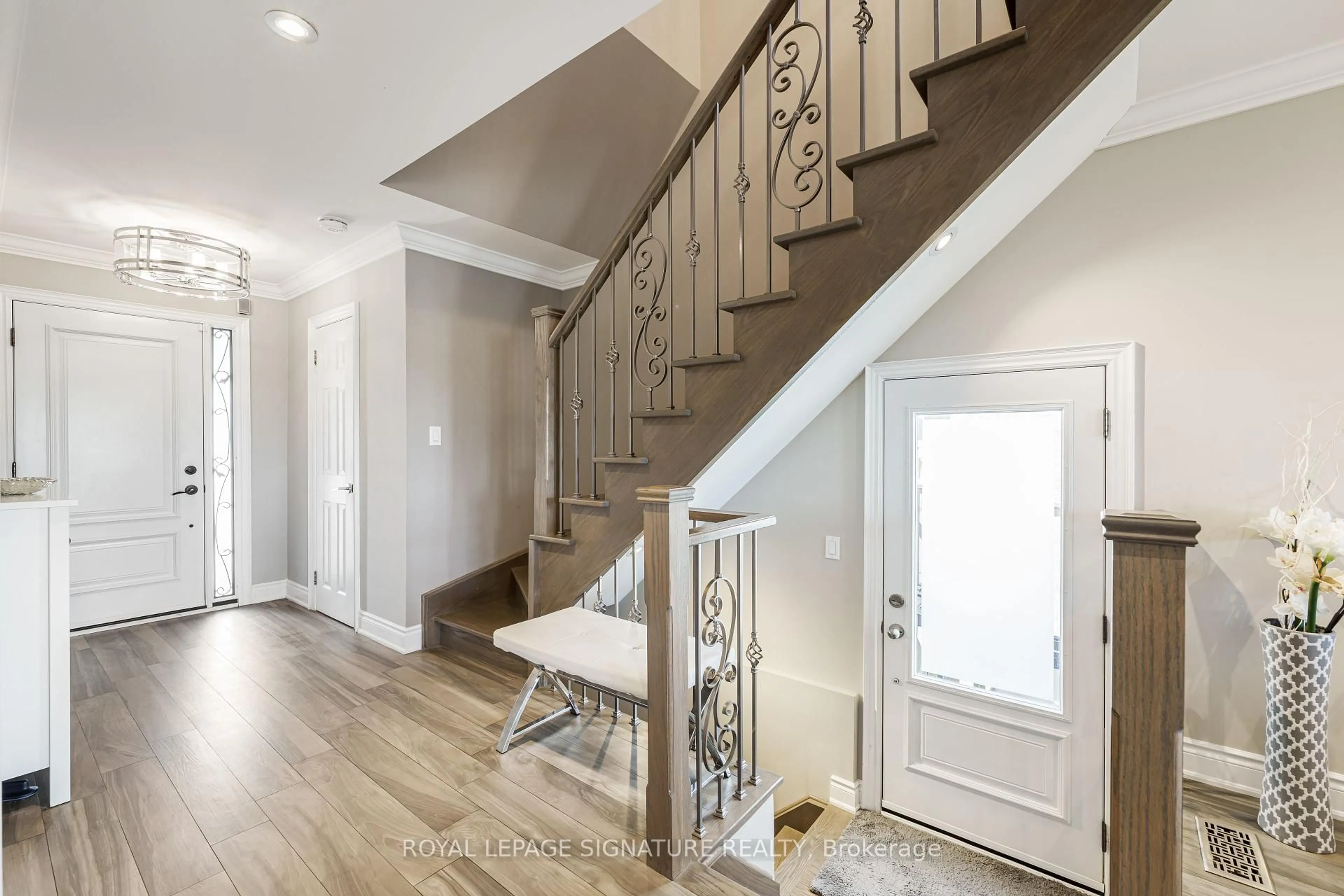 Indoor entryway for 4091 Dursley Cres, Mississauga Ontario L4Z 1J6