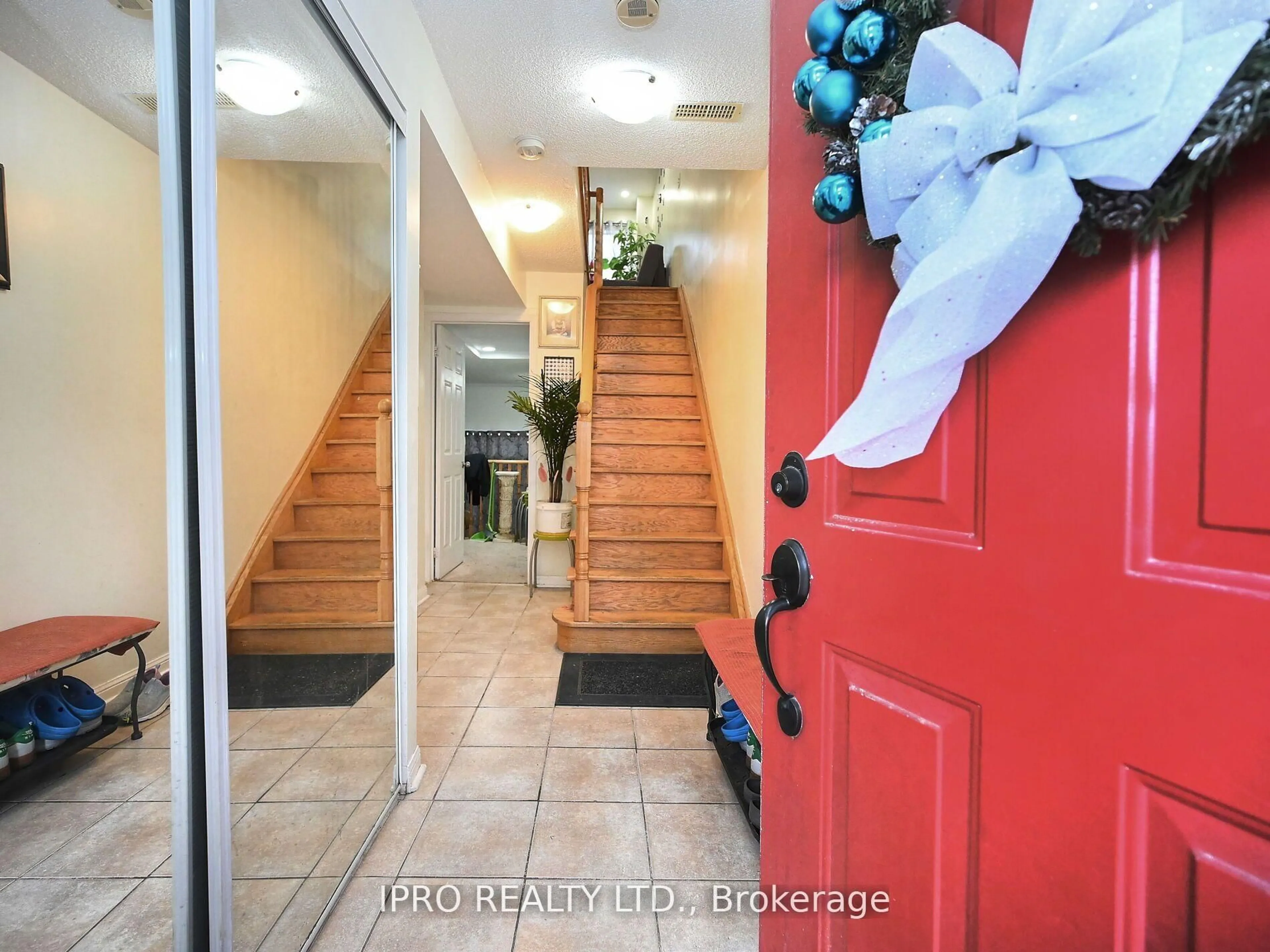 Indoor foyer for 80 Acorn Pl #166, Mississauga Ontario L4Z 4C7