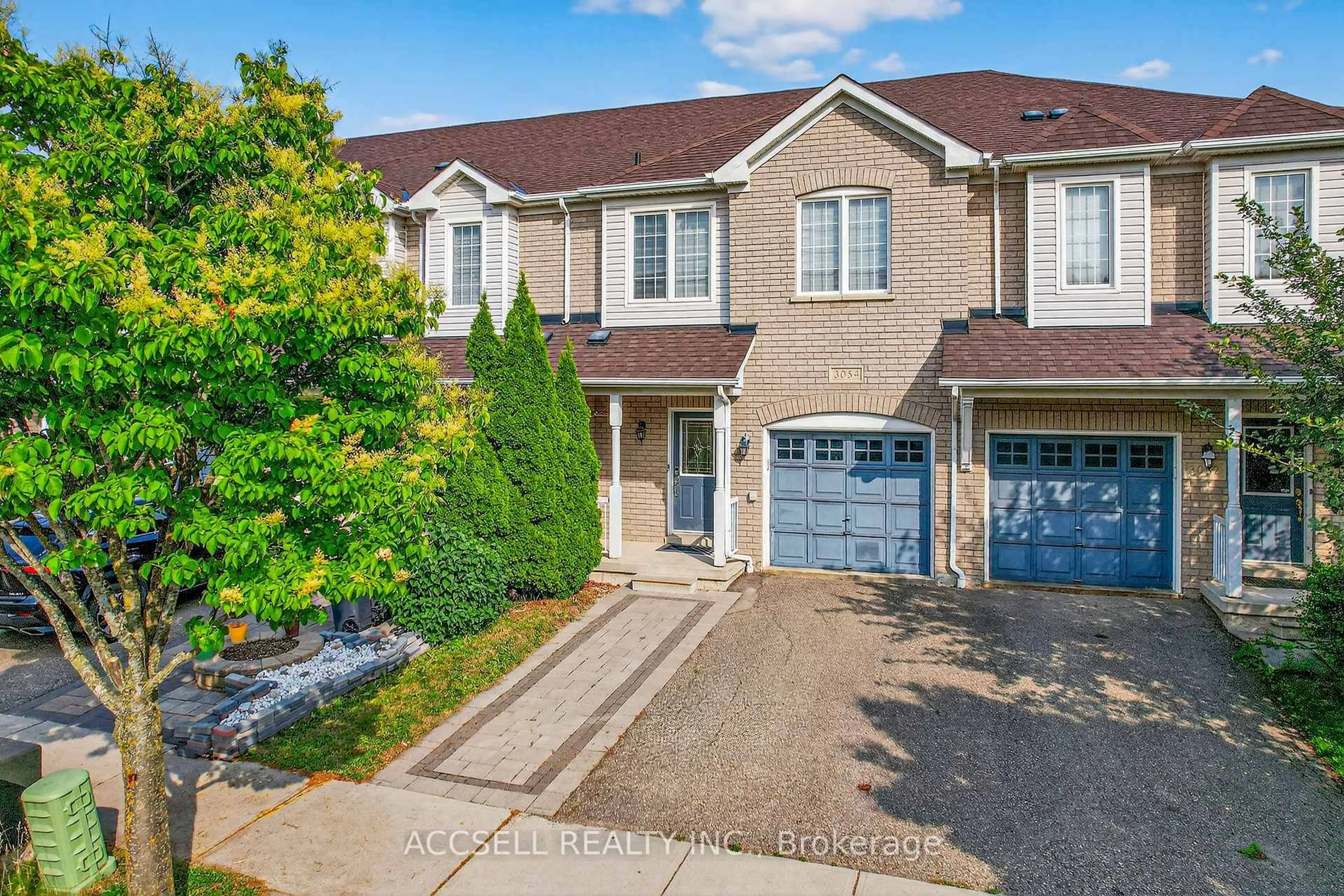 A pic from outside/outdoor area/front of a property/back of a property/a pic from drone, street for 3054 Wrigglesworth Cres, Mississauga Ontario L5M 6W6