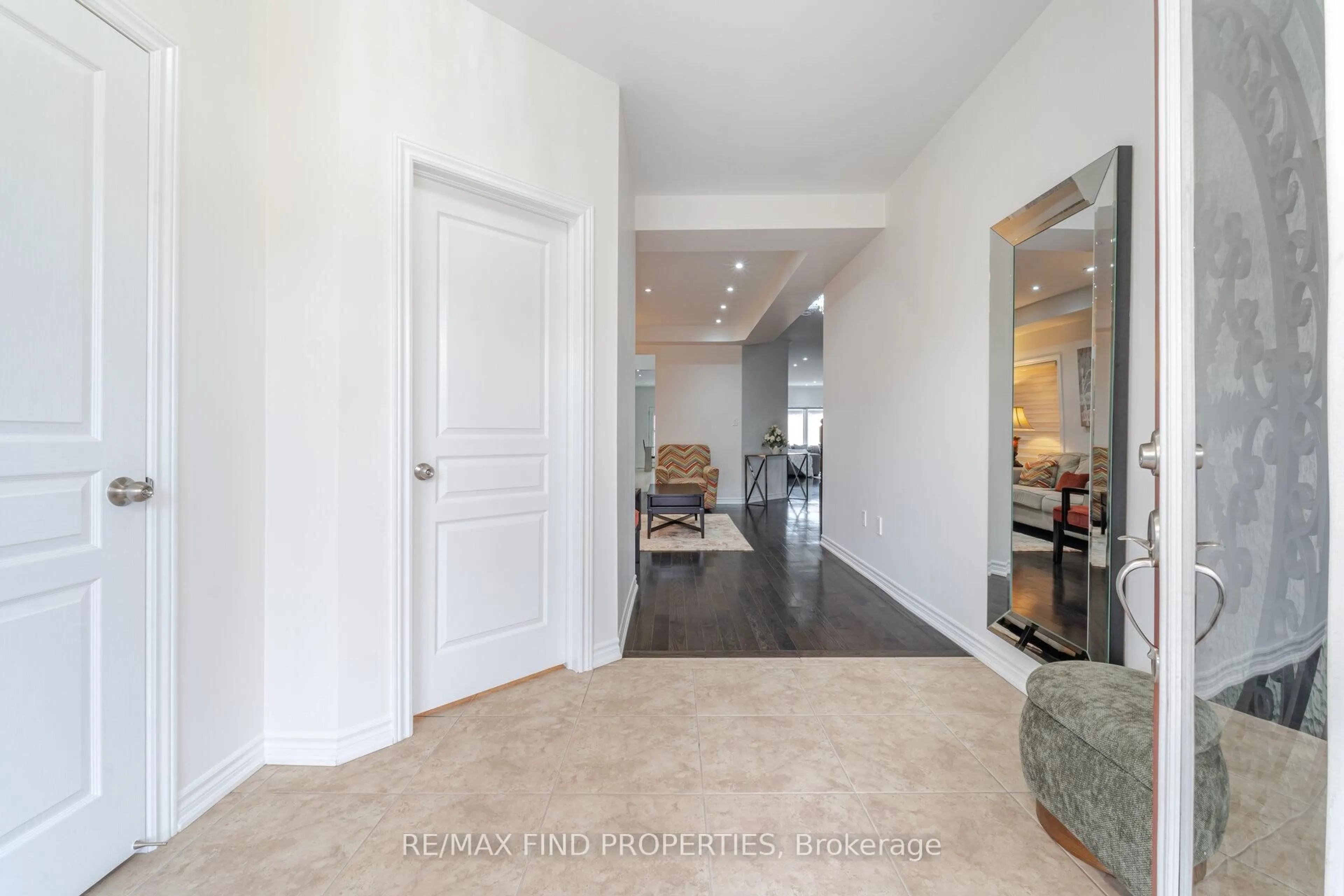 Indoor entryway for 65 Monkton Circ, Brampton Ontario L6Y 5Z5