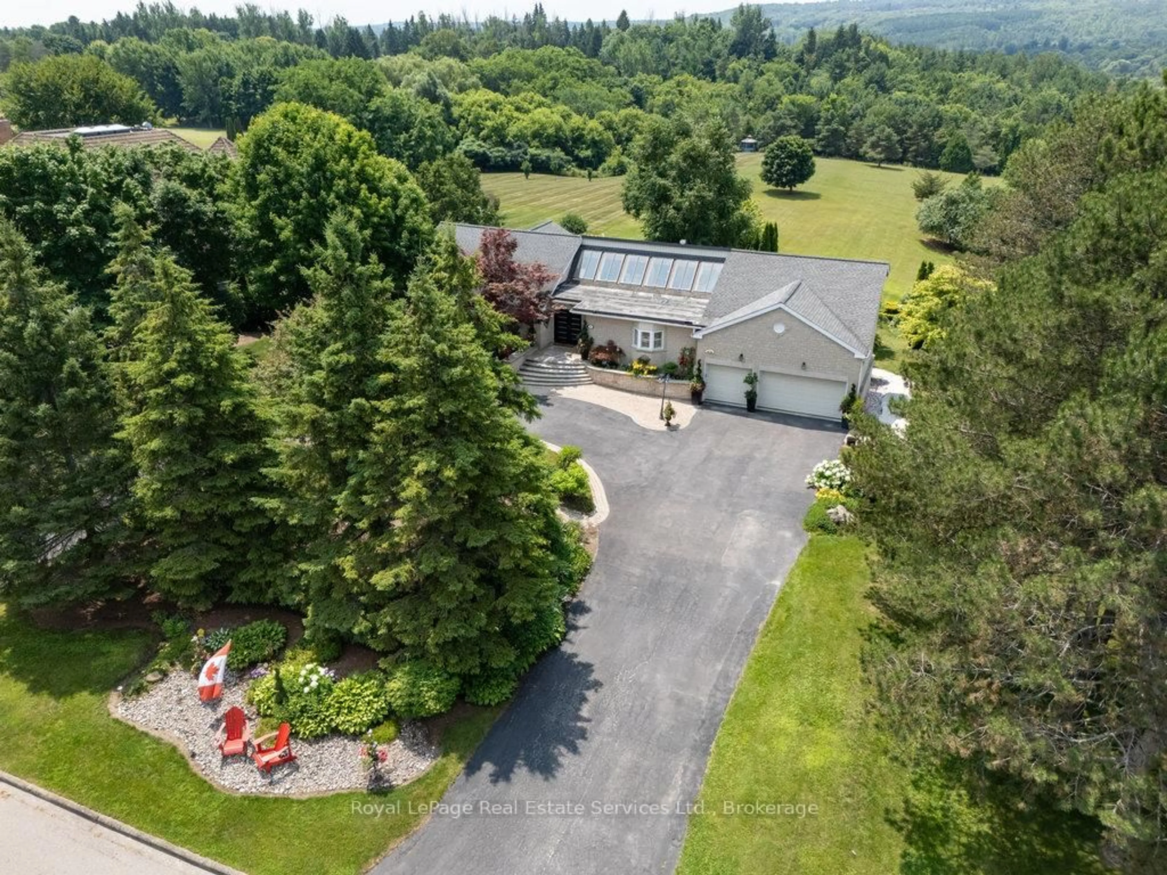A pic from outside/outdoor area/front of a property/back of a property/a pic from drone, mountain view for 12 Ingleview Dr, Caledon Ontario L7C 1P3