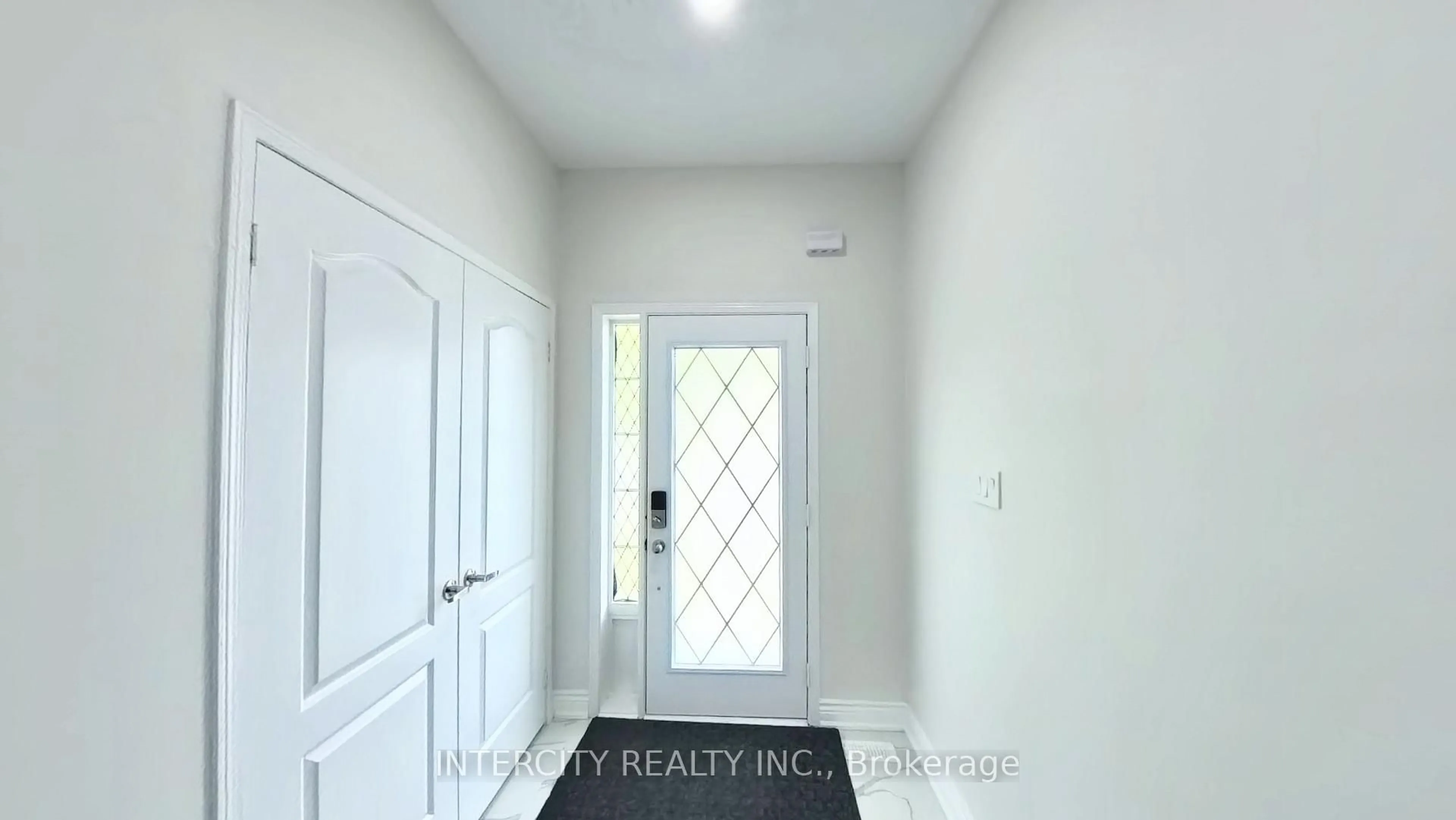 Indoor entryway for 16 Sestina Crt, Brampton Ontario L6P 1R9