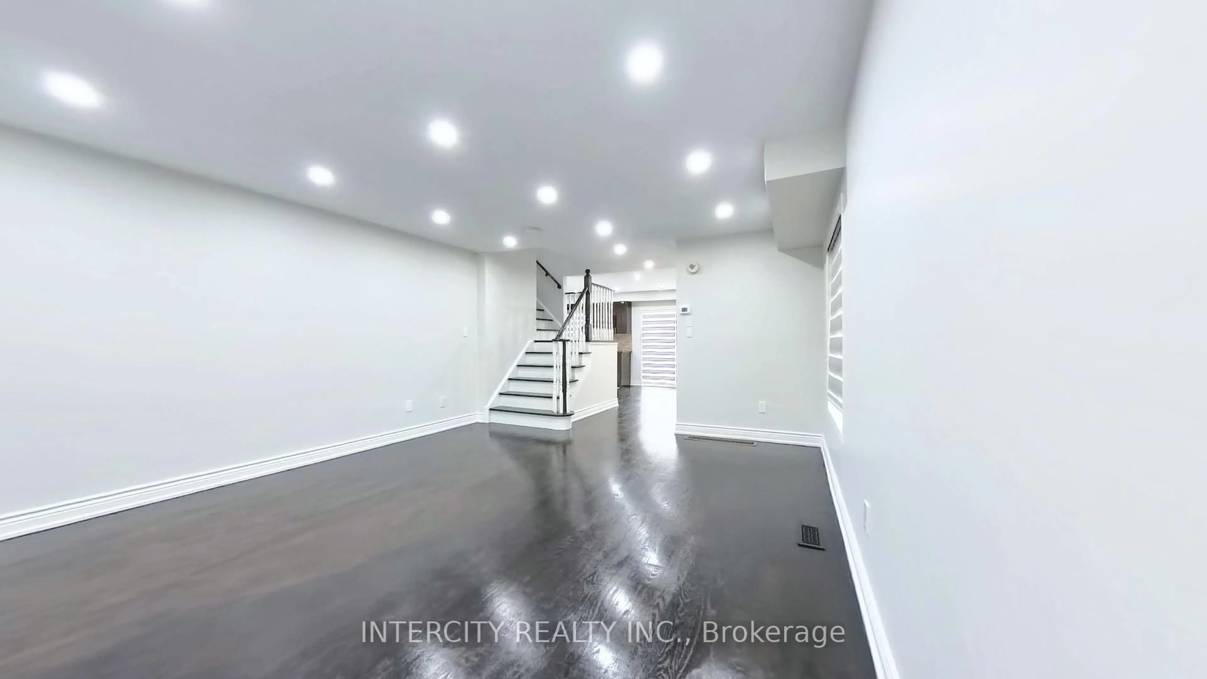 Indoor foyer for 16 Sestina Crt, Brampton Ontario L6P 1R9