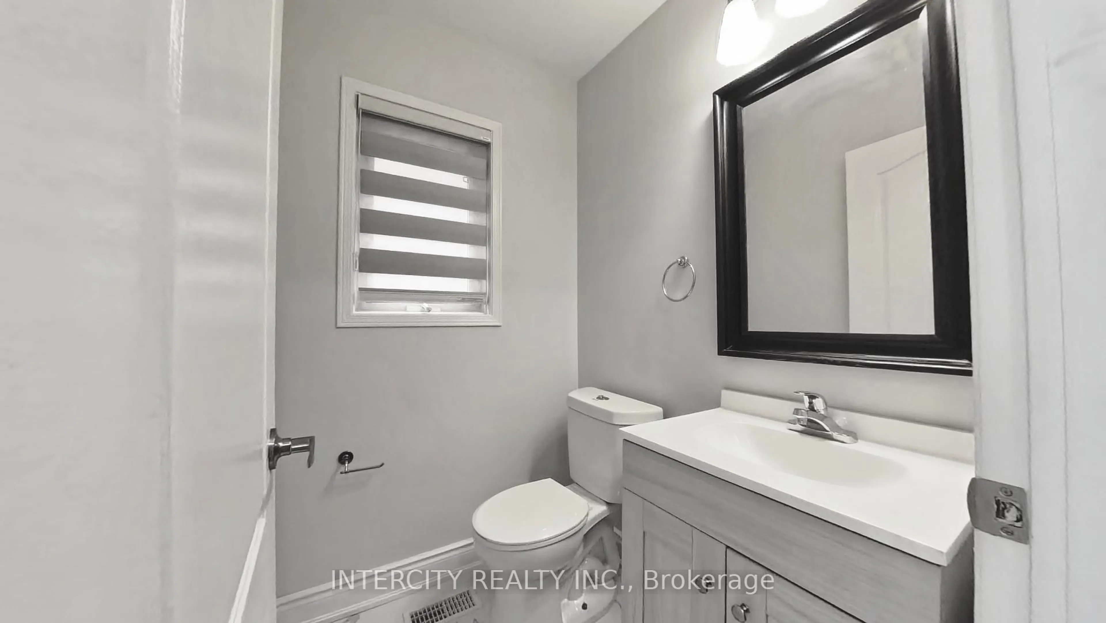 Contemporary bathroom, ceramic/tile floor for 16 Sestina Crt, Brampton Ontario L6P 1R9