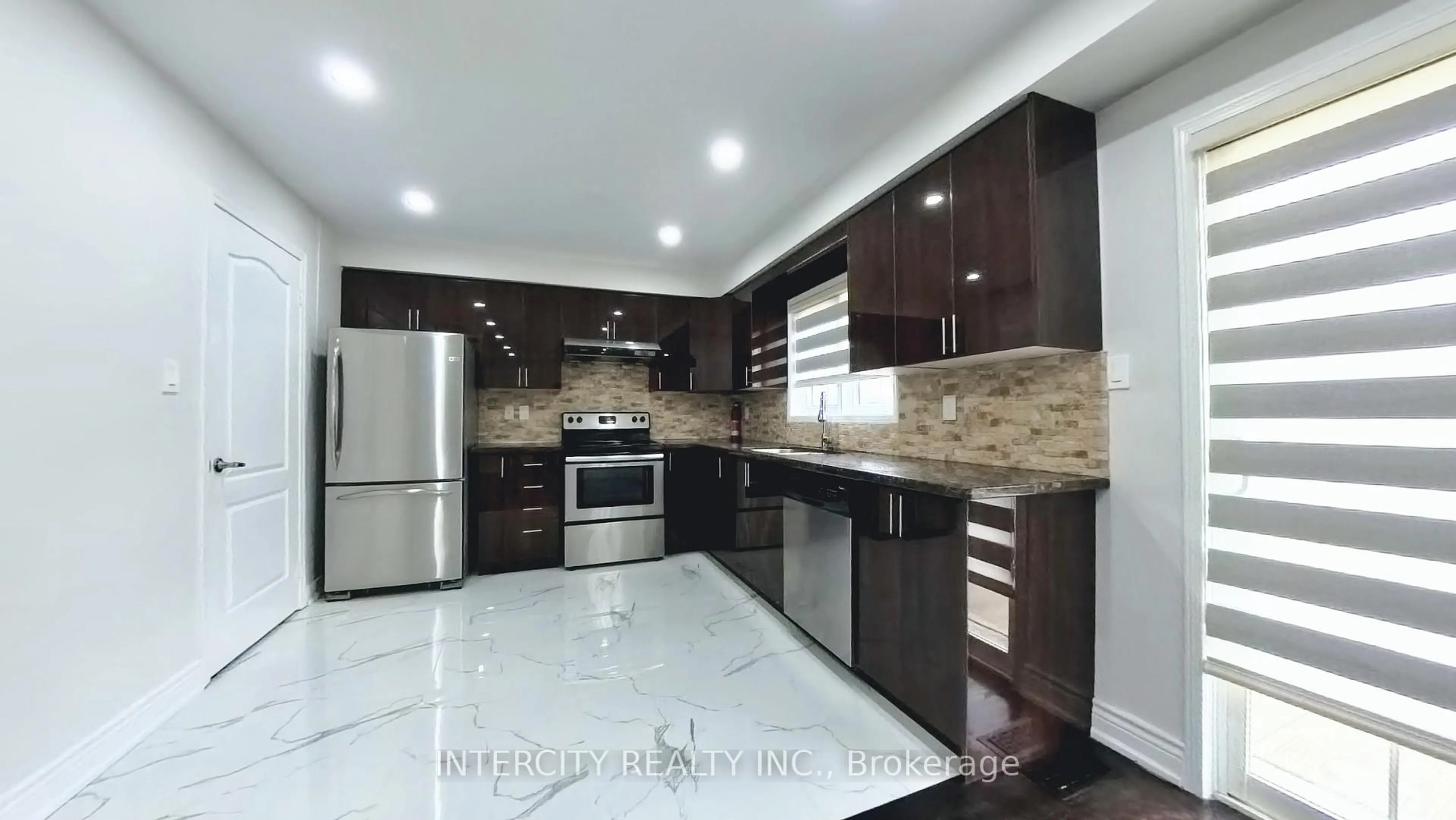 Open concept kitchen, ceramic/tile floor for 16 Sestina Crt, Brampton Ontario L6P 1R9
