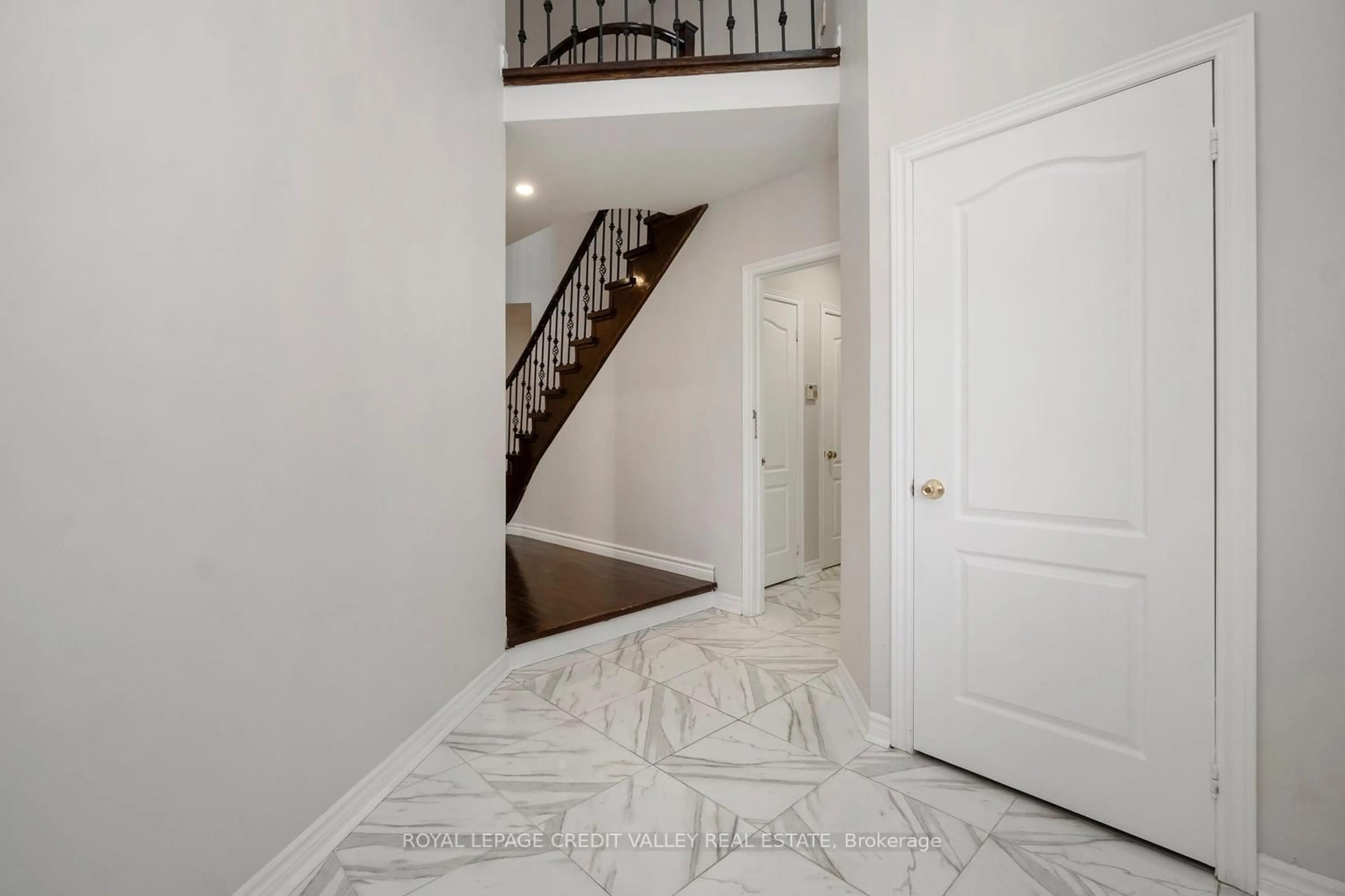 Indoor entryway for 972 Winterton Way, Mississauga Ontario L5V 1M6