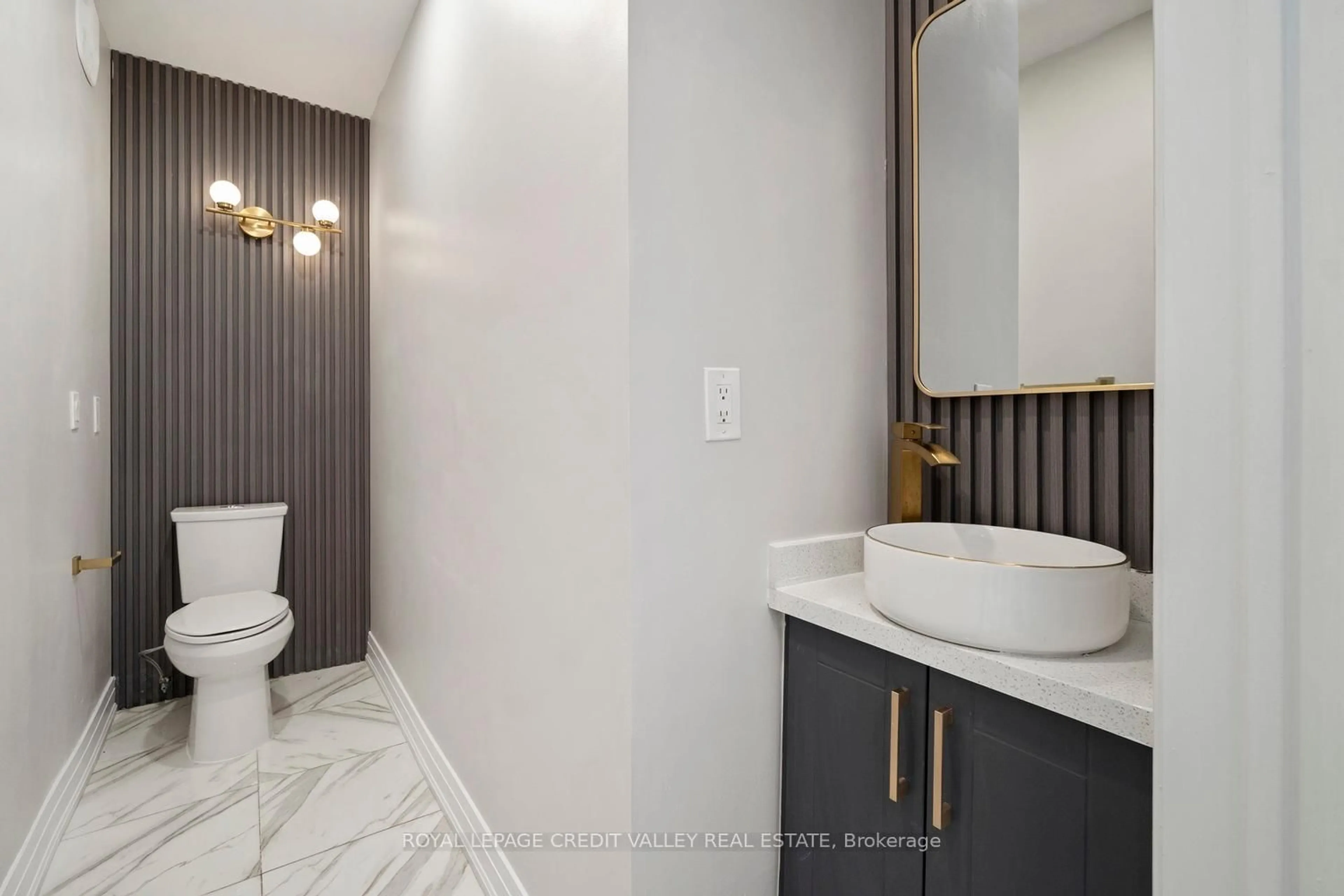 Contemporary bathroom, ceramic/tile floor for 972 Winterton Way, Mississauga Ontario L5V 1M6