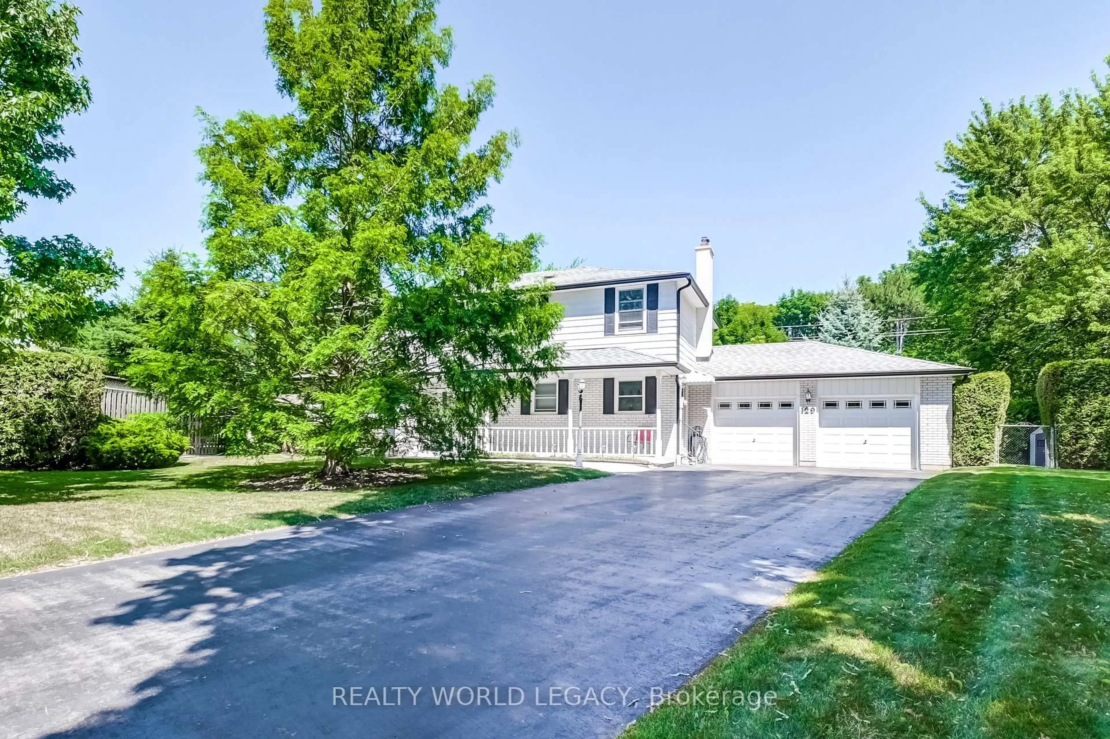 A pic from outside/outdoor area/front of a property/back of a property/a pic from drone, street for 129 Shanley Terr, Oakville Ontario L6K 2H7