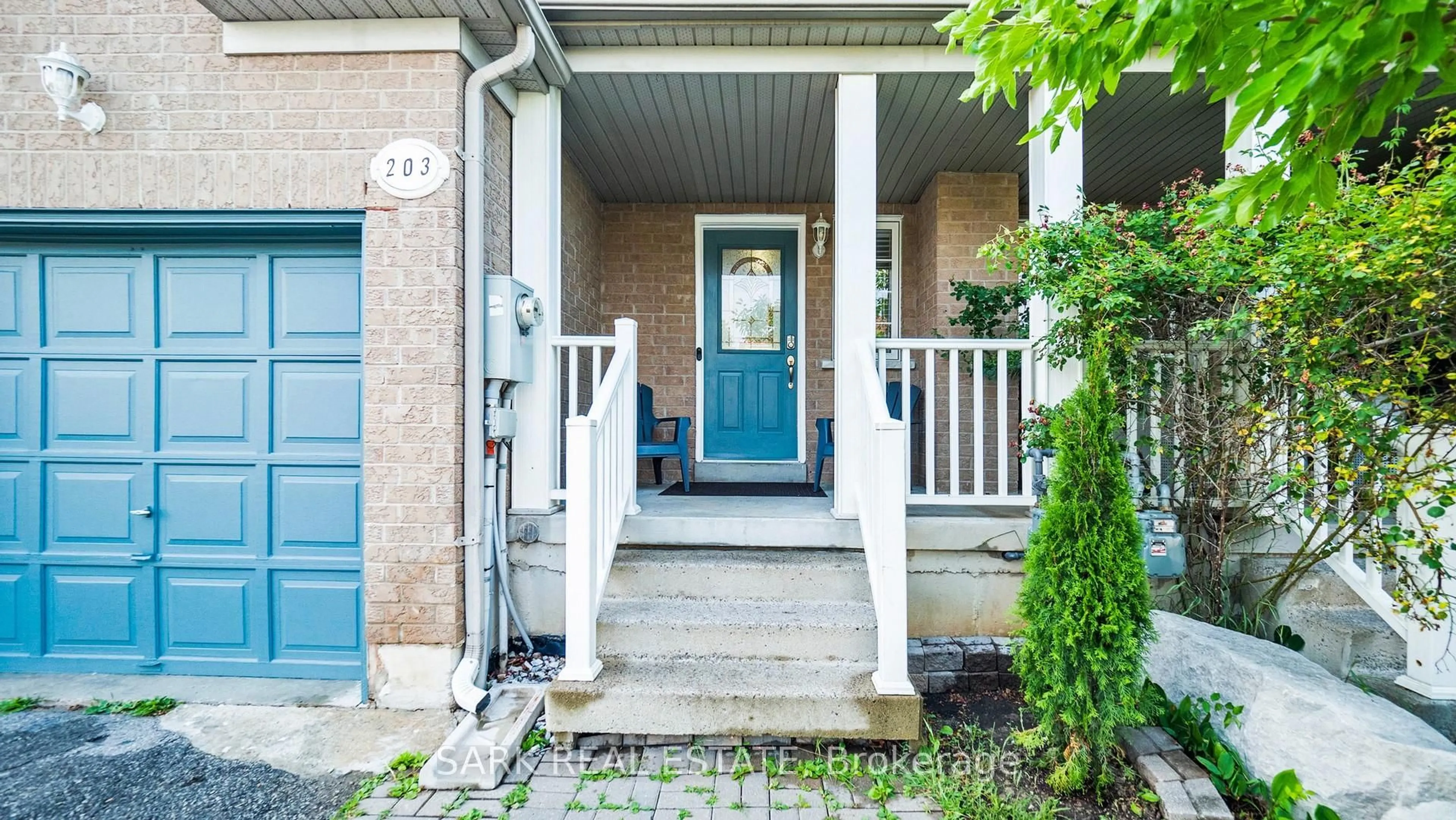 Indoor entryway for 203 Sherwood Rd, Milton Ontario L9T 7C1