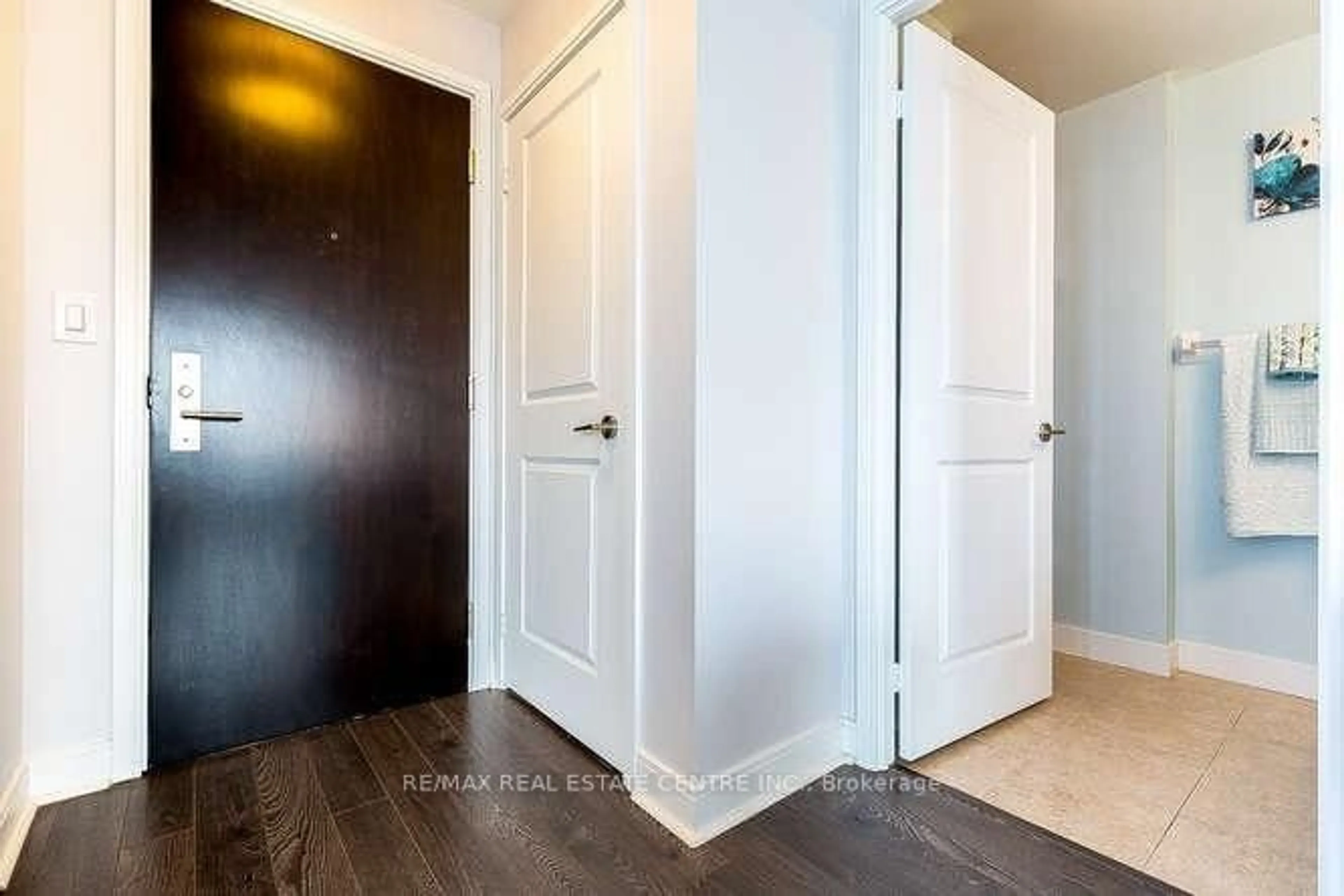Indoor entryway for 50 Absolute Ave #4006, Mississauga Ontario L4Z 0A8