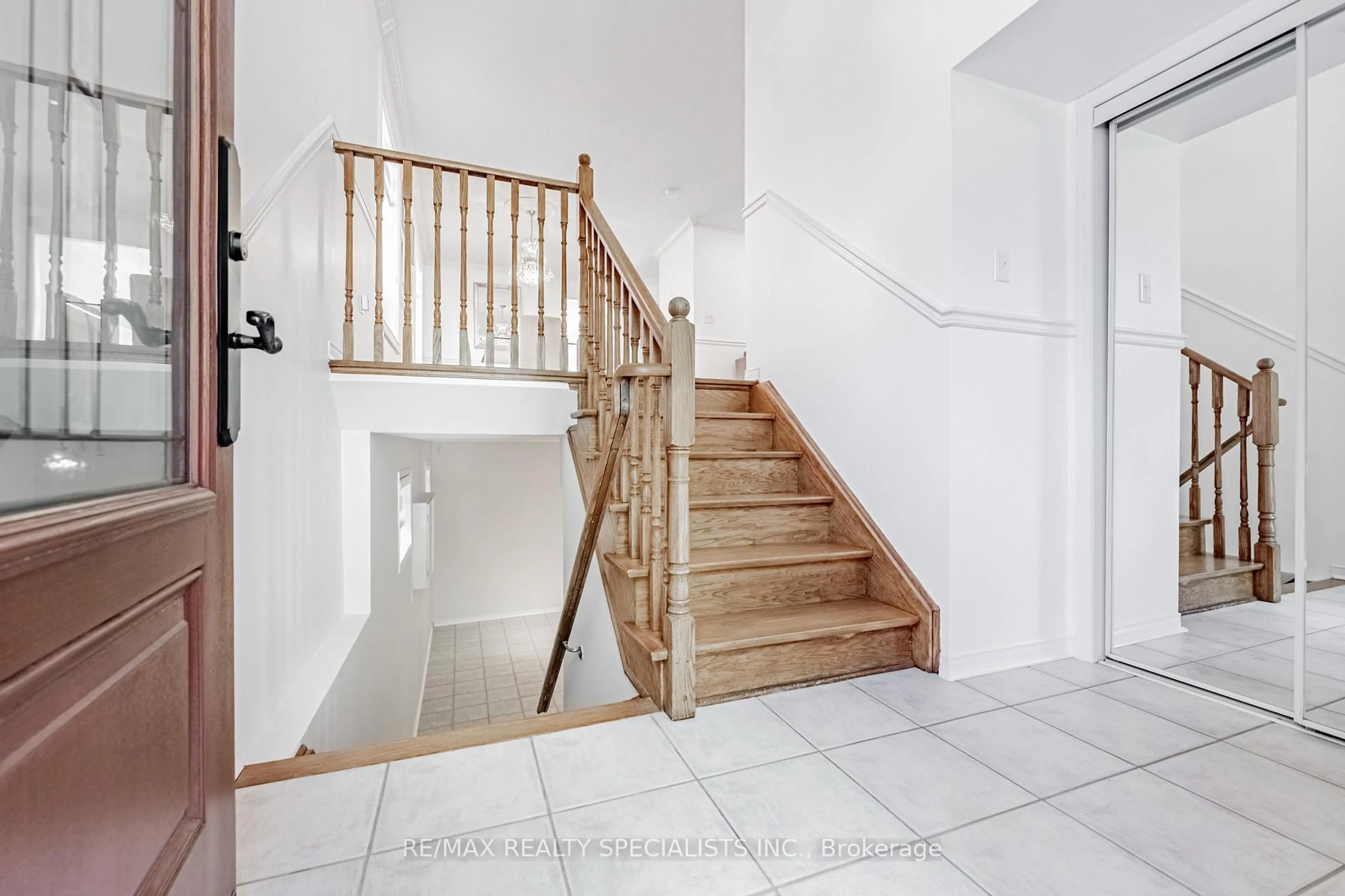 Stairs for 6435 Hampden Woods Rd, Mississauga Ontario L5N 7V3