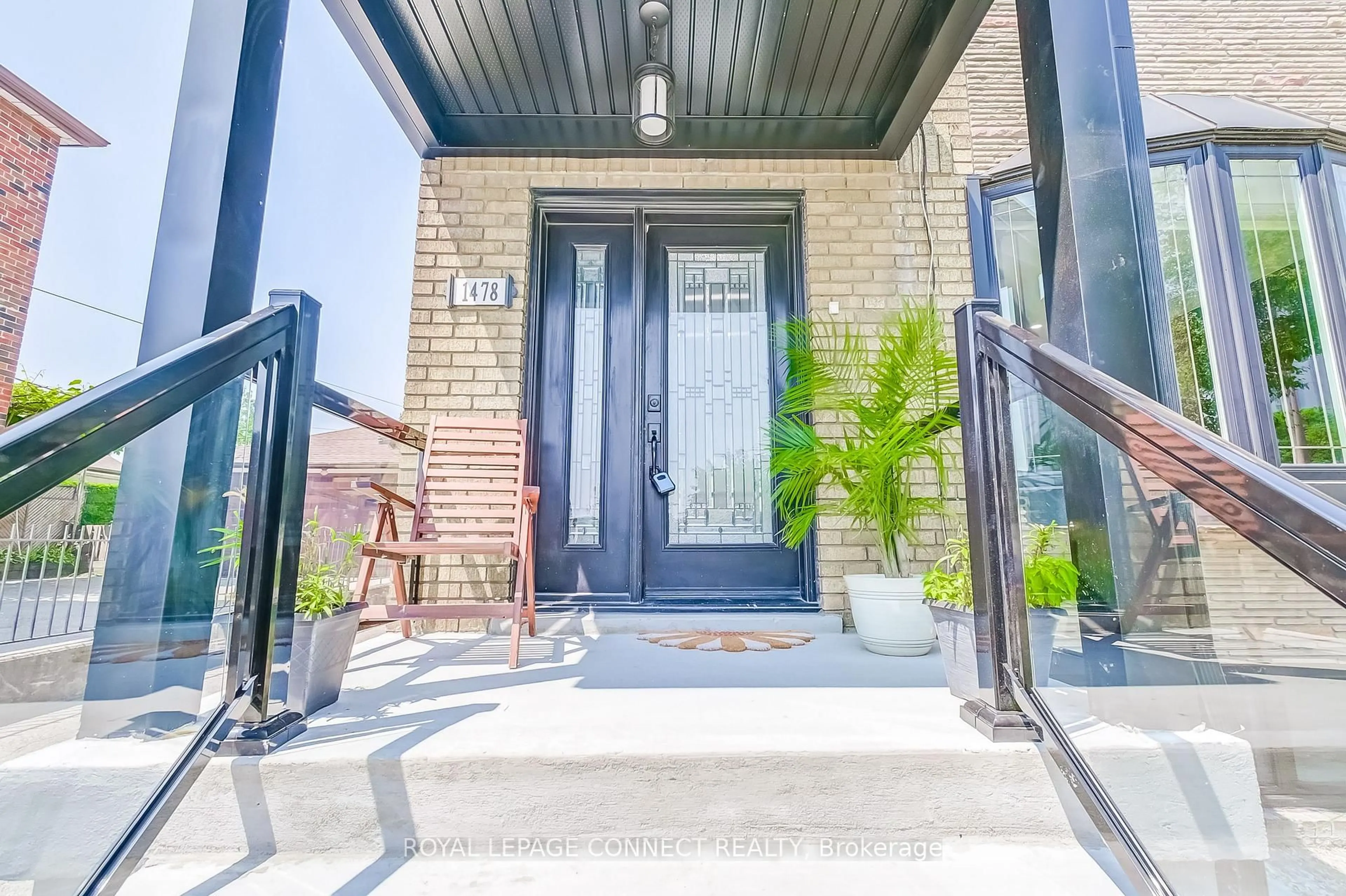 Indoor entryway for 1478 Lawrence Ave, Toronto Ontario M6L 1B3