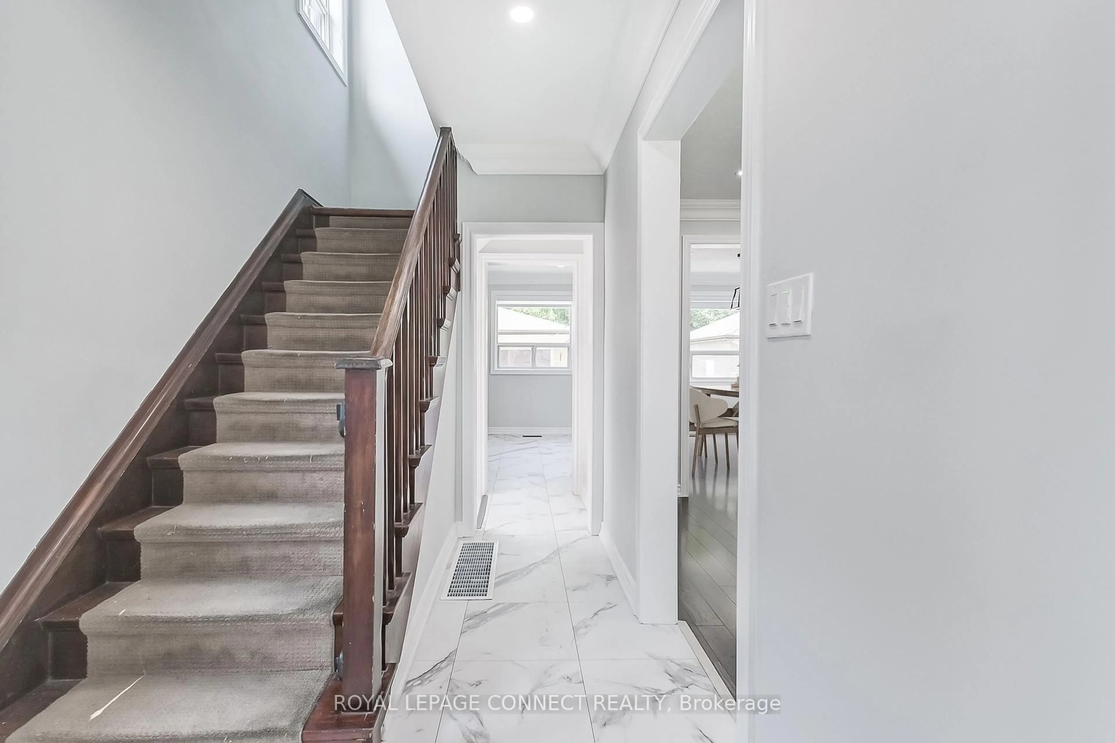 Indoor entryway for 1478 Lawrence Ave, Toronto Ontario M6L 1B3