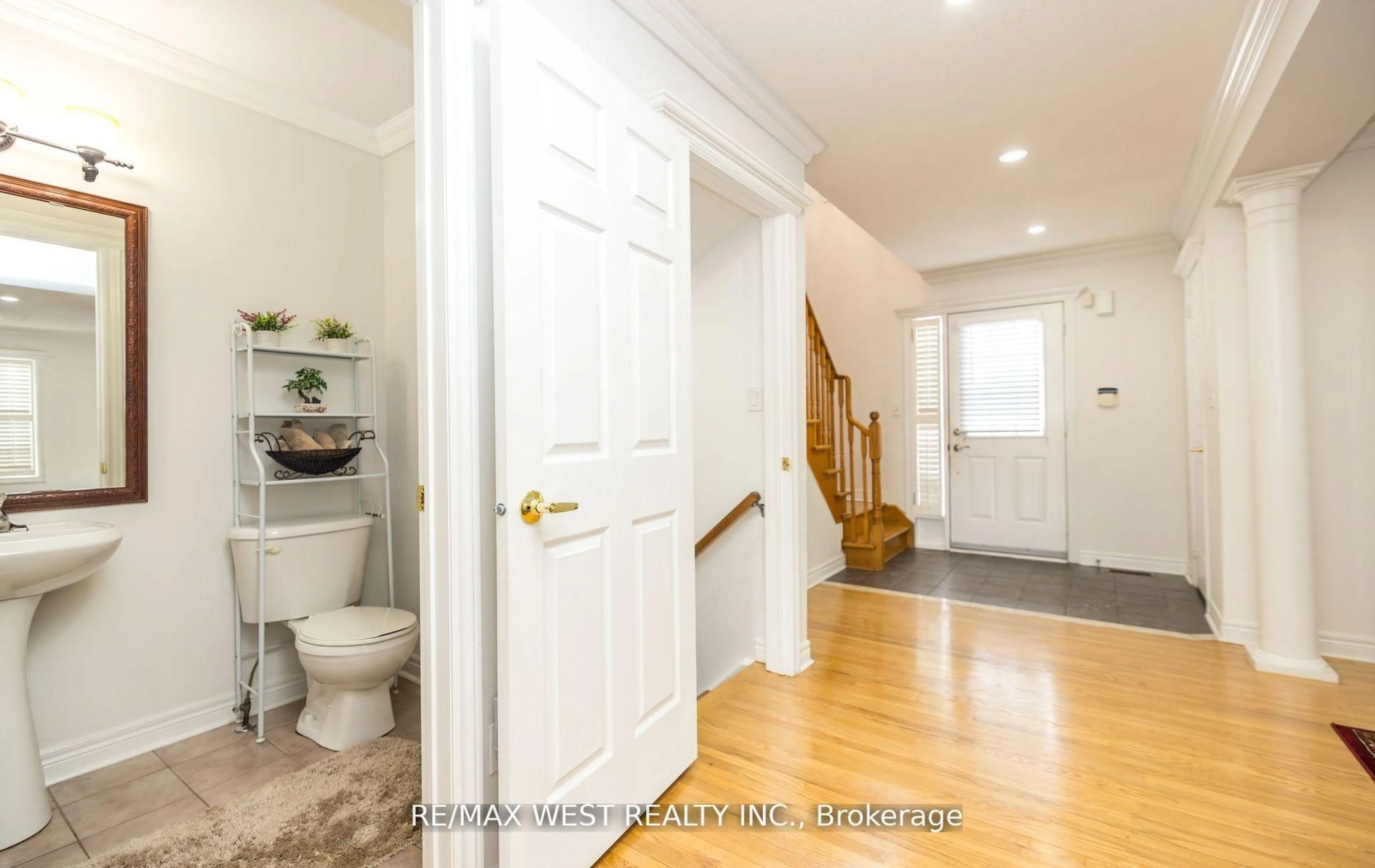 Indoor entryway for 56 Meadow Oak Pl, Toronto Ontario M9N 3Z6