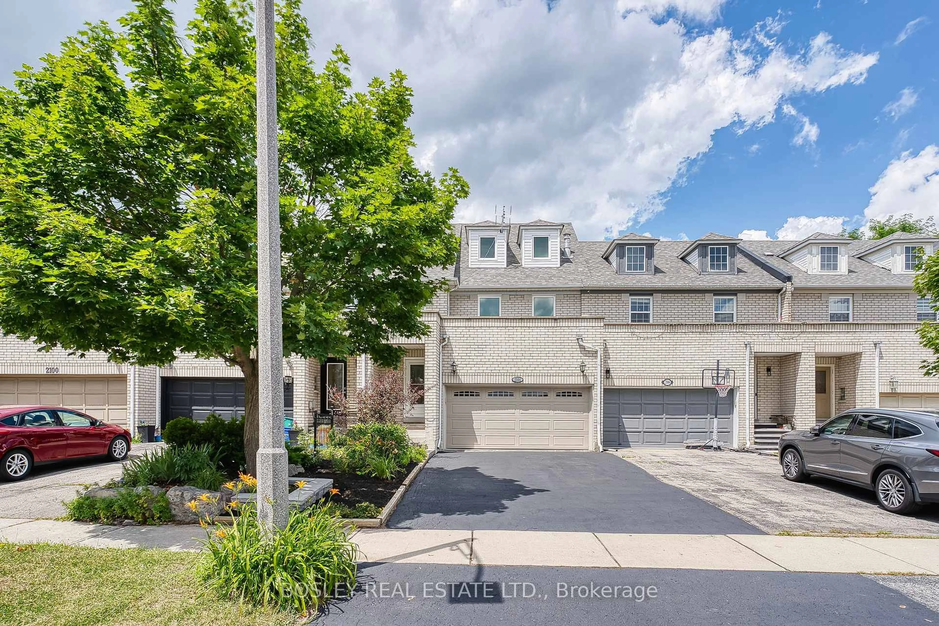 A pic from outside/outdoor area/front of a property/back of a property/a pic from drone, street for 2104 White Dove Circ, Oakville Ontario L6M 3R6