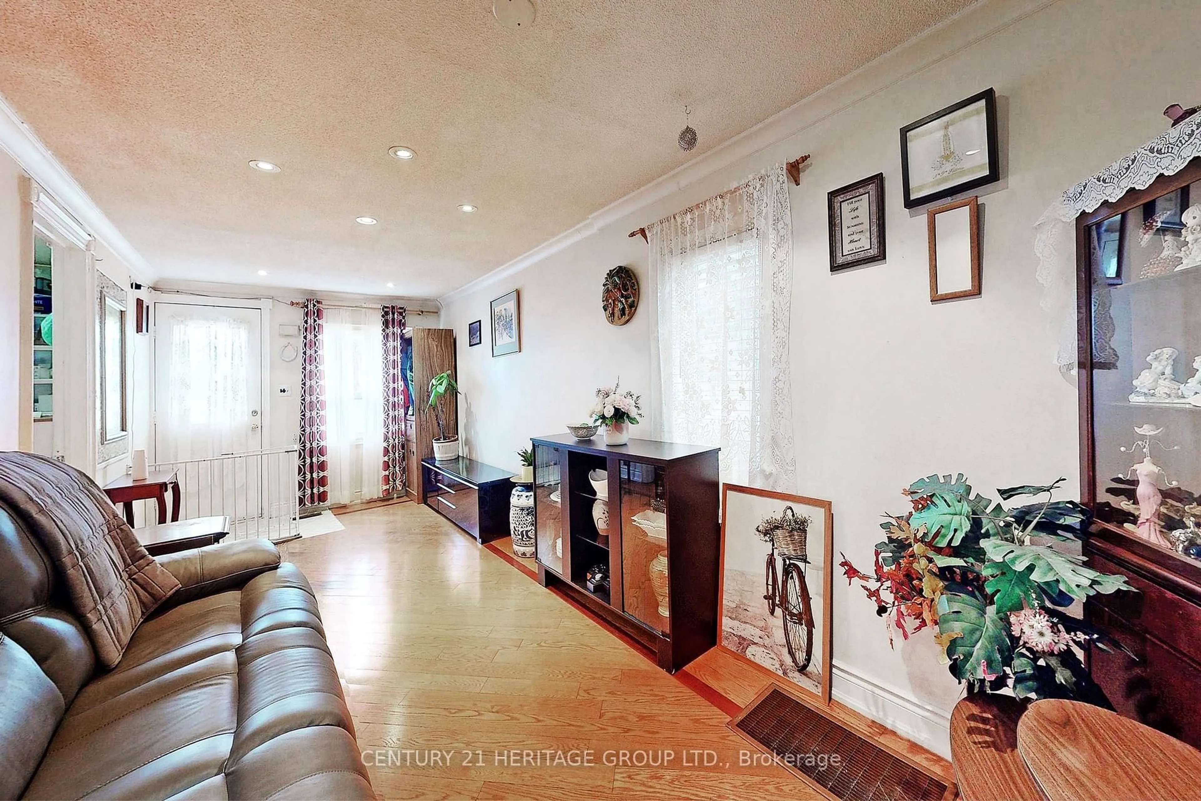 Indoor foyer for 1045 East Ave, Mississauga Ontario L5E 1X1
