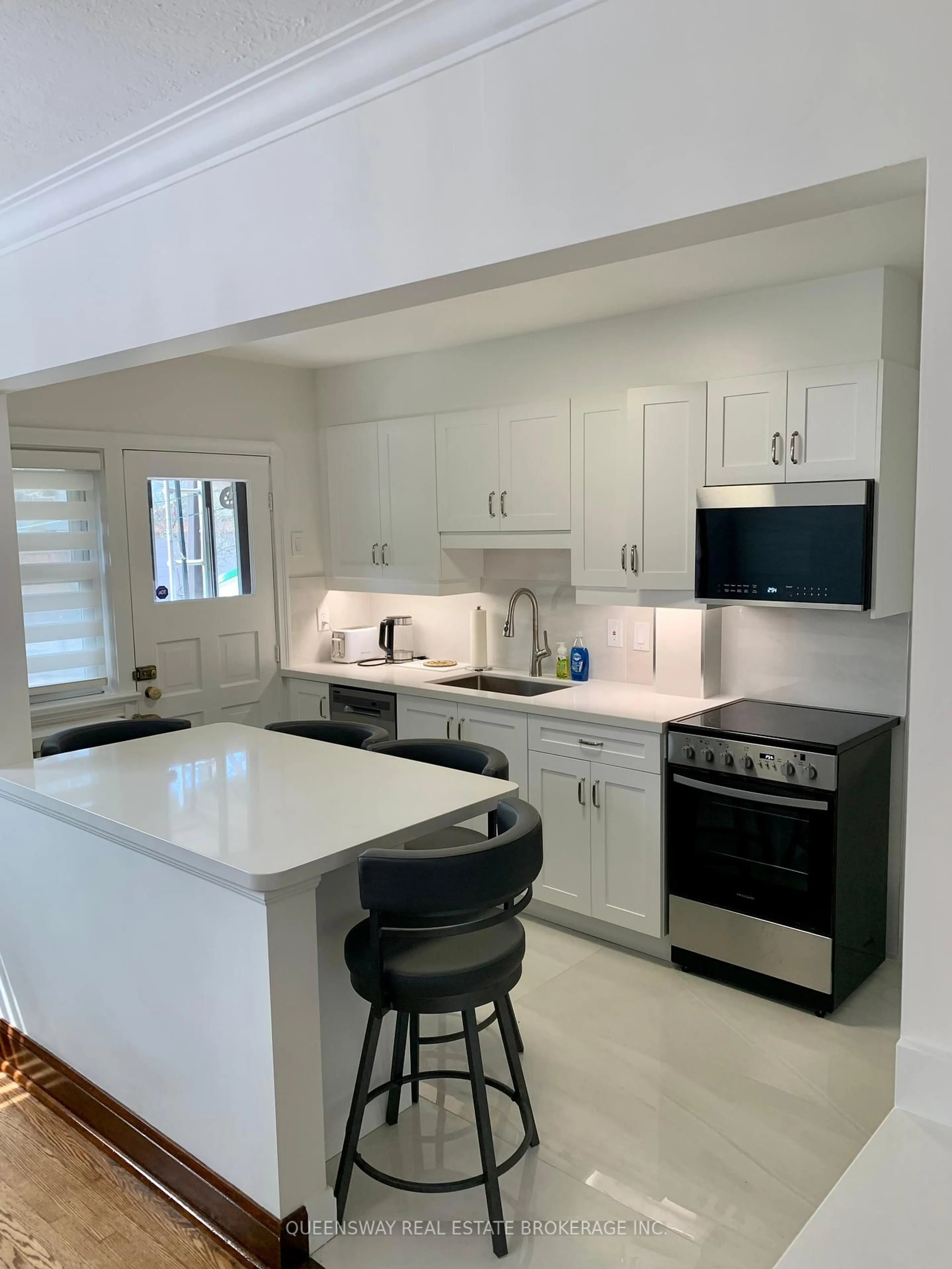 Open concept kitchen, ceramic/tile floor for 420 Jane St, Toronto Ontario M6S 3Z8