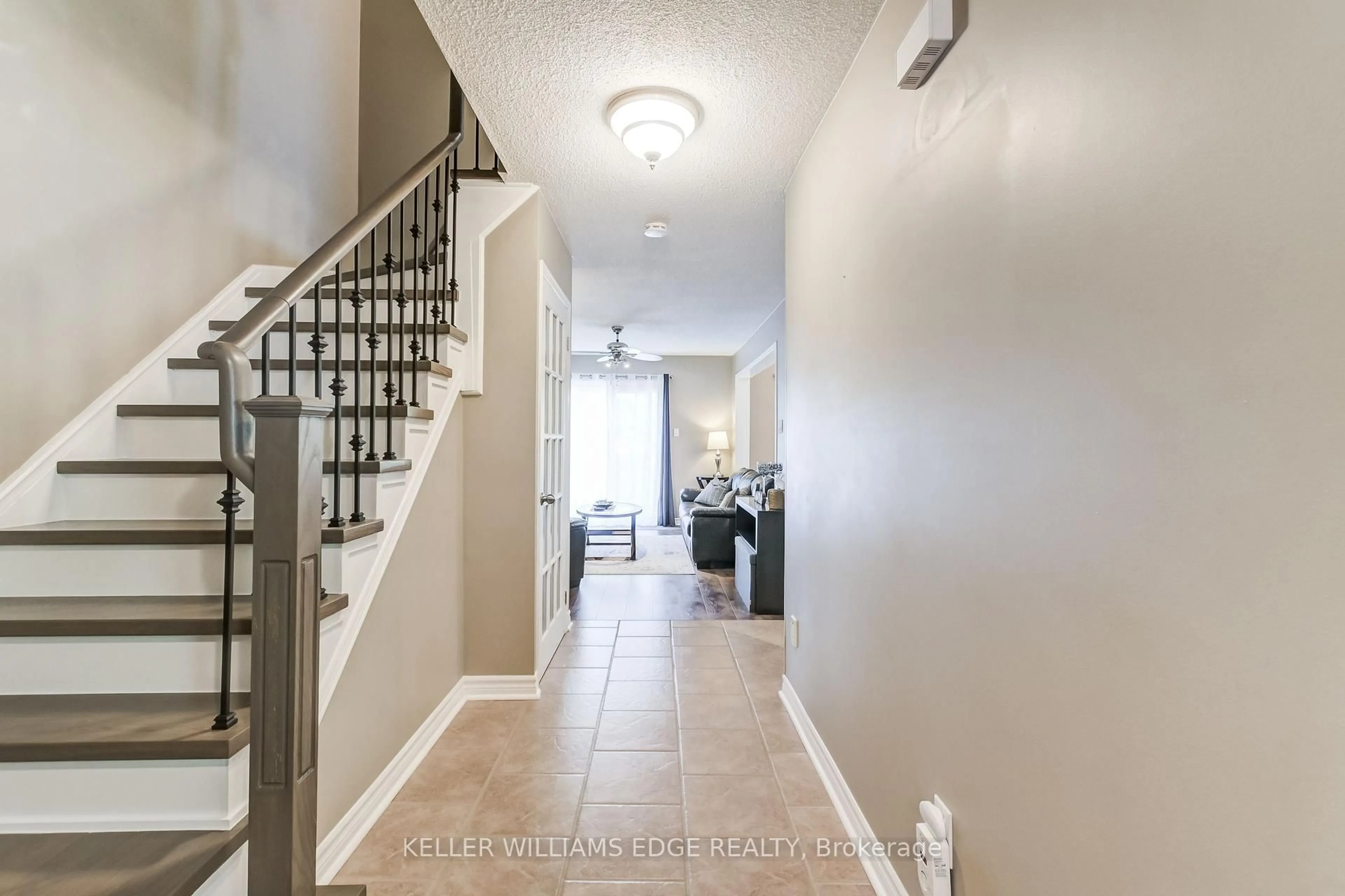 Indoor entryway for 6115 Camgreen Circ, Mississauga Ontario L5N 4N2