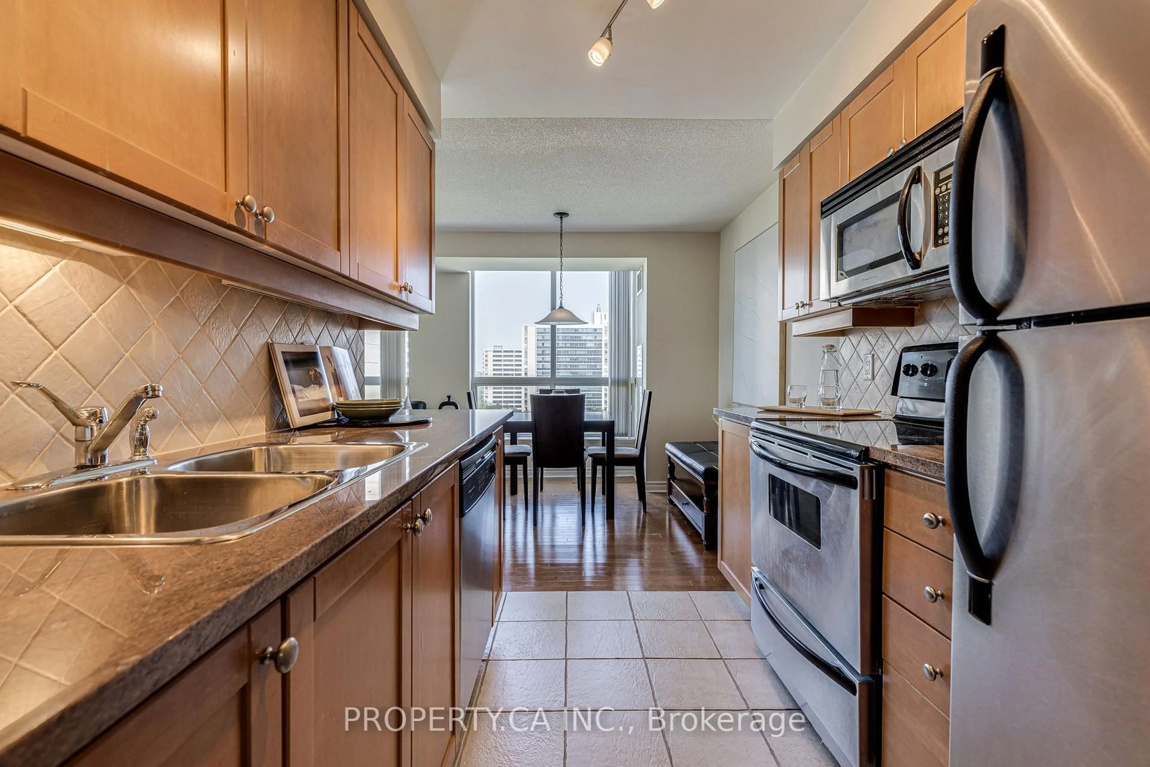 Standard kitchen, ceramic/tile floor for 70 High Park Ave #1003, Toronto Ontario M6P 1A1