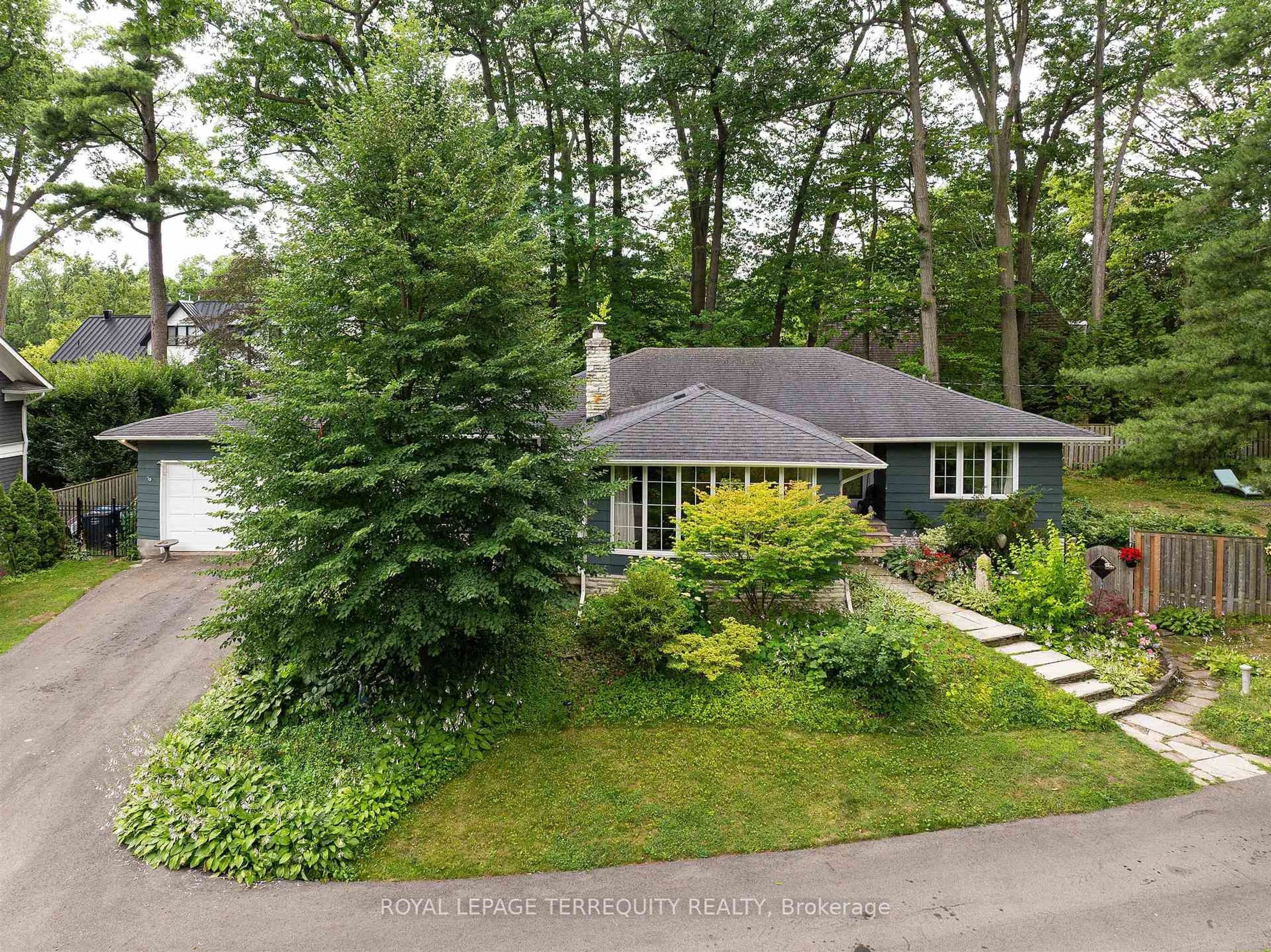 A pic from outside/outdoor area/front of a property/back of a property/a pic from drone, forest/trees view for 1412 Glenwood Dr, Mississauga Ontario L5G 2X1